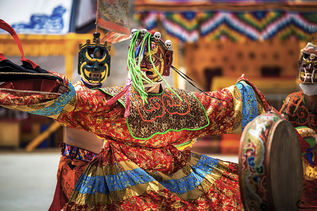 头戴面具,身着锦袍的舞者伴随着悠远的吟唱和偾张的鼓点,在喜玛拉雅山