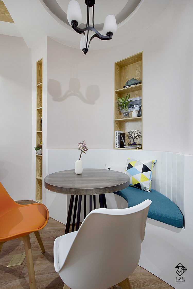 餐厅背景墙的造型简单干练,满足功能的同时,又不影响玄关动线。