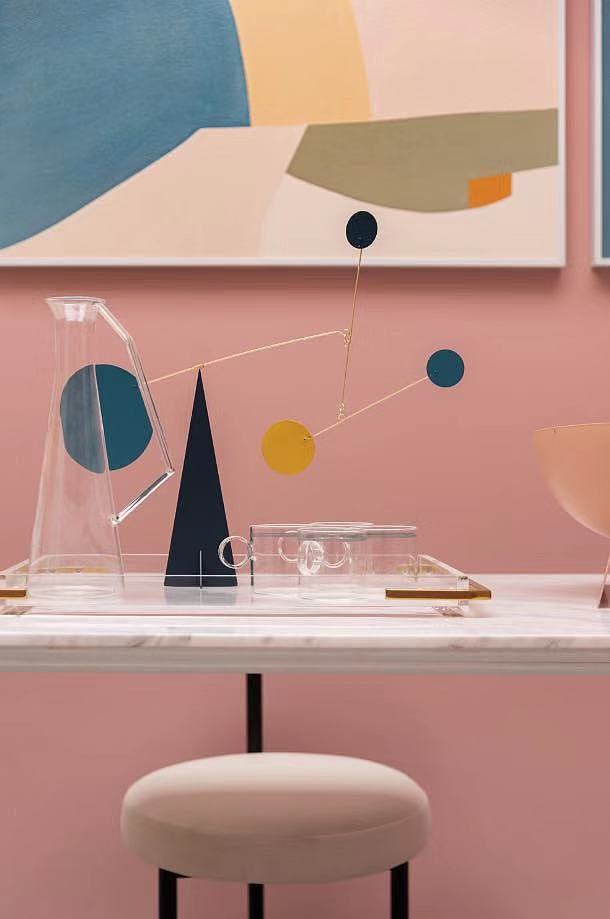 马卡龙样风格的板间.