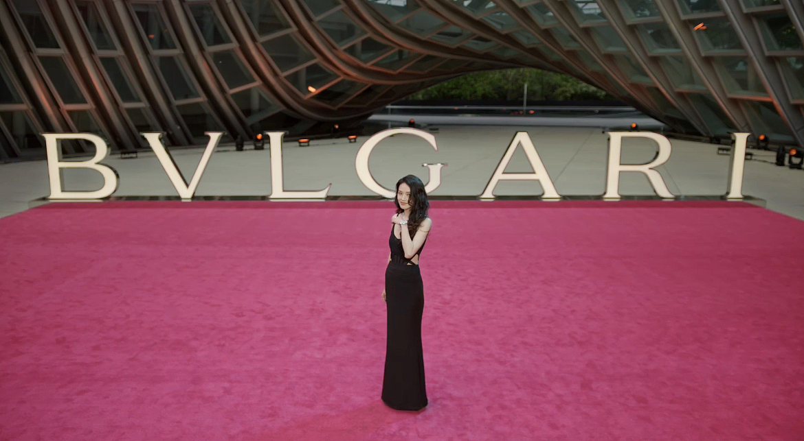 宝格丽盛典格莱美机械臂拍照