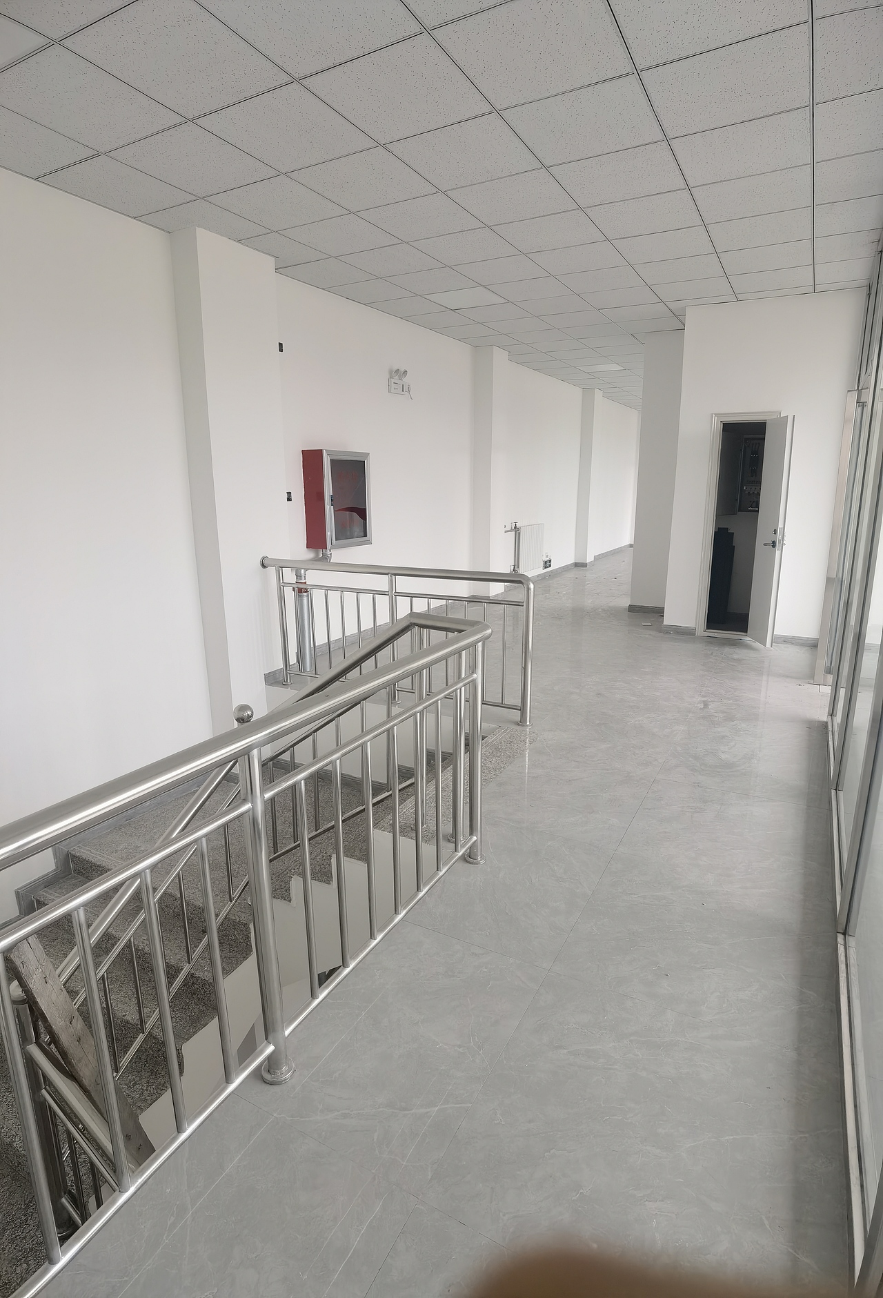 二楼的话,社区不想大动,我们初步是想把房间隔断拆掉,这里做一条敞亮的走廊。