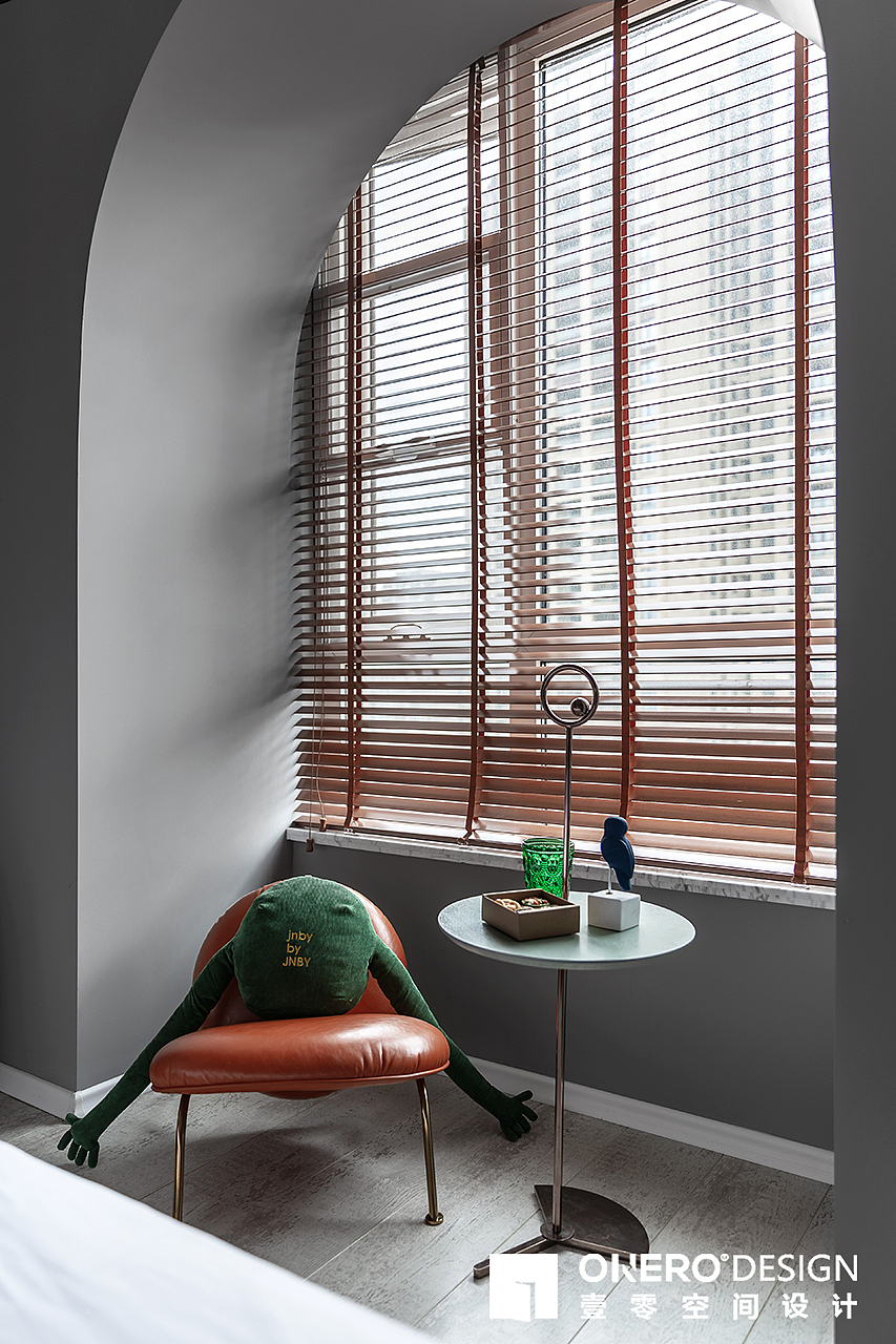 ▲拱门造型、百叶帘,既有童趣想象力,又不会过于幼稚,十分经典耐看。窗边预留了书桌摆放位置,满足未来小孩单独写作业、看书的需求。