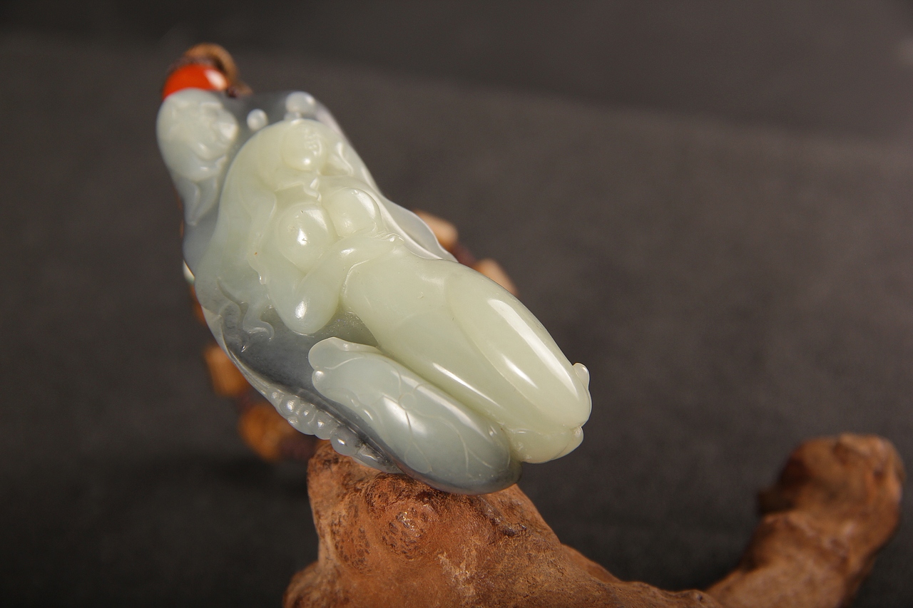 新疆和田玉青花籽料出水芙蓉挂件图（图ZMTUwNjA5ODUy） - 产品摄影 - 站酷设计师京东载玉而归原创素材 - 站酷ZCOOL