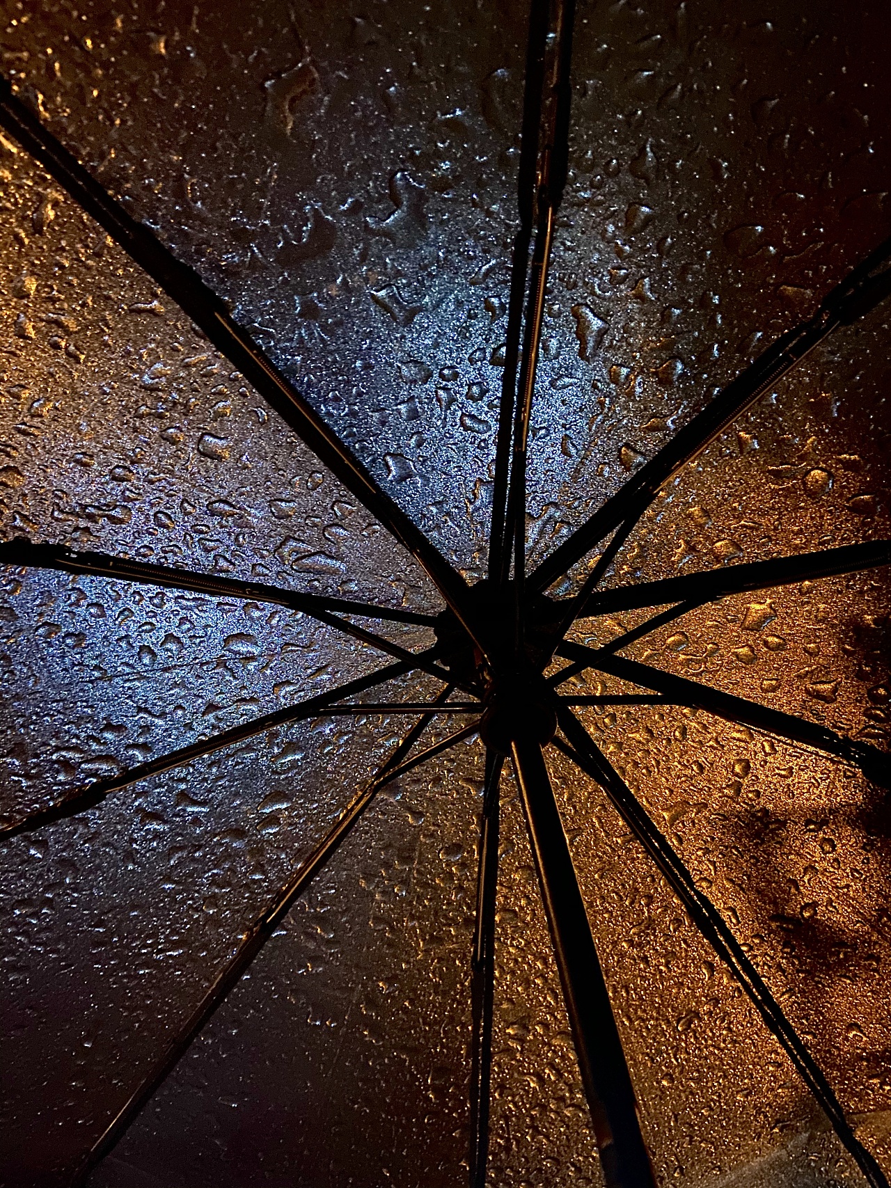 撑开的一把小黄伞浪漫雨夜ppt背景图片,ppt图片 - 51PPT模板网