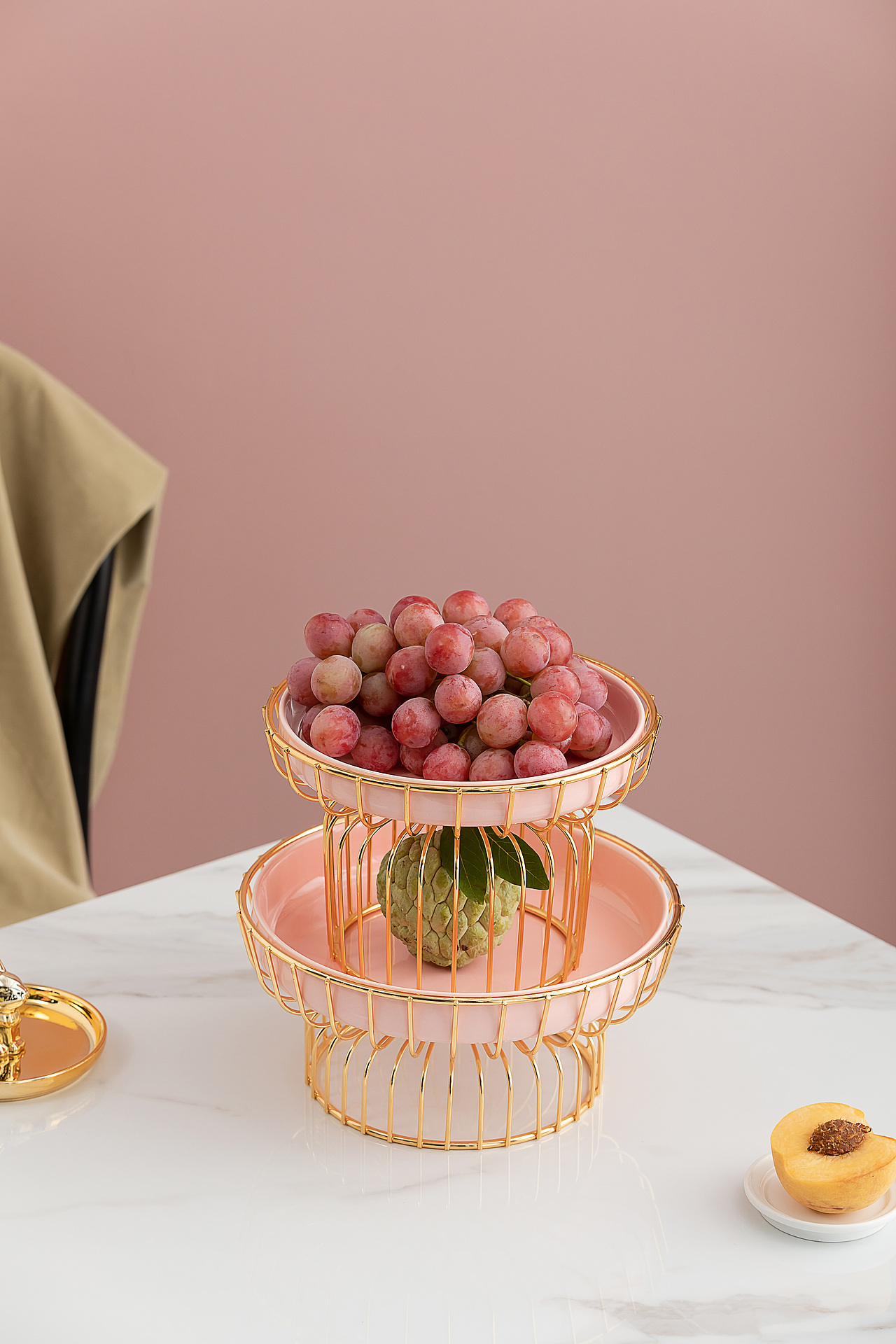 轻奢粉红金架果盘