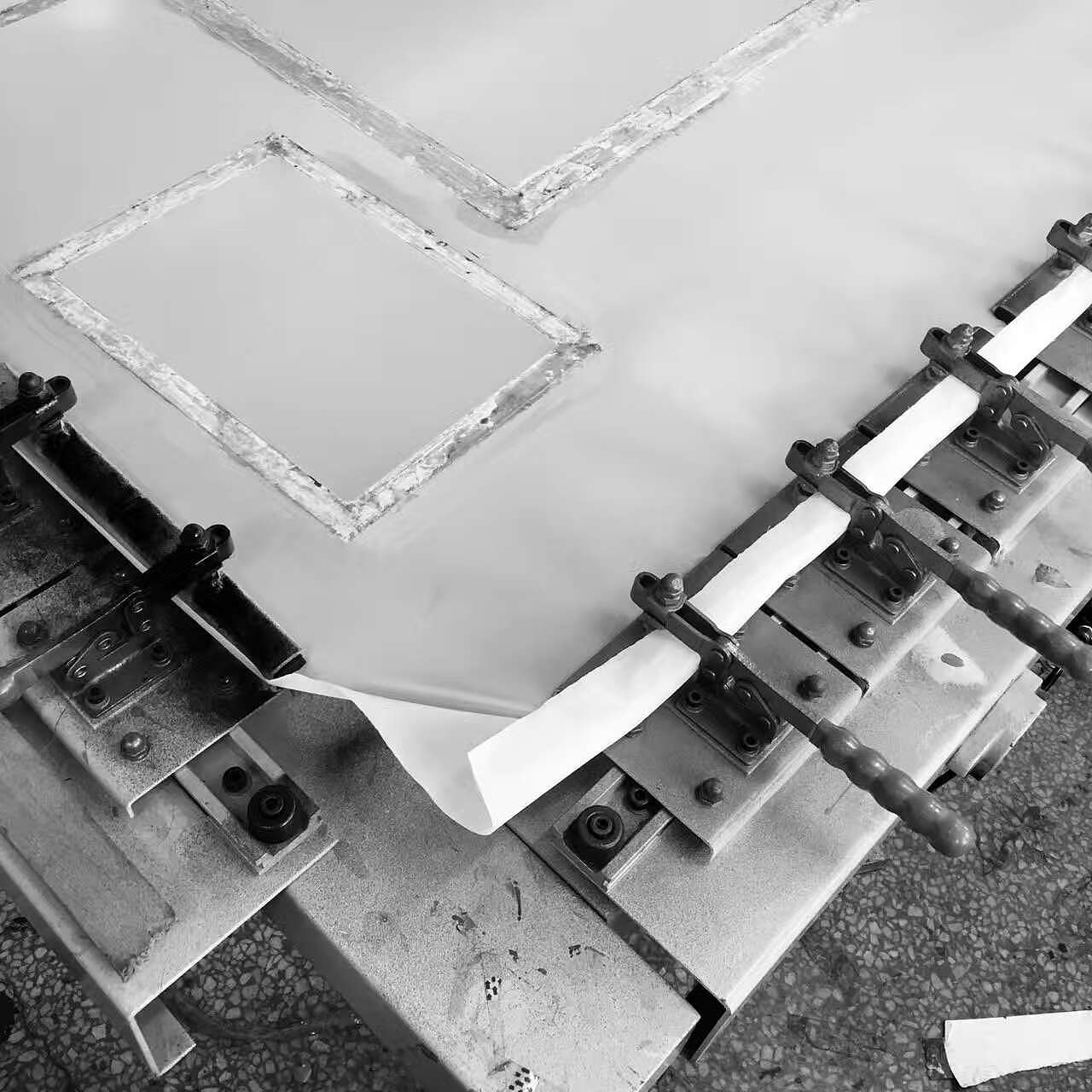 等待胶水完全干透