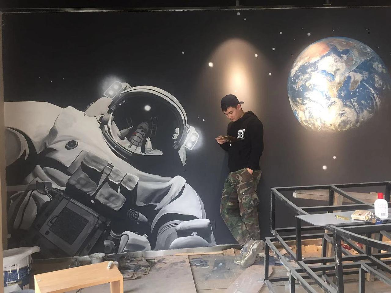 宇航员地球墙绘