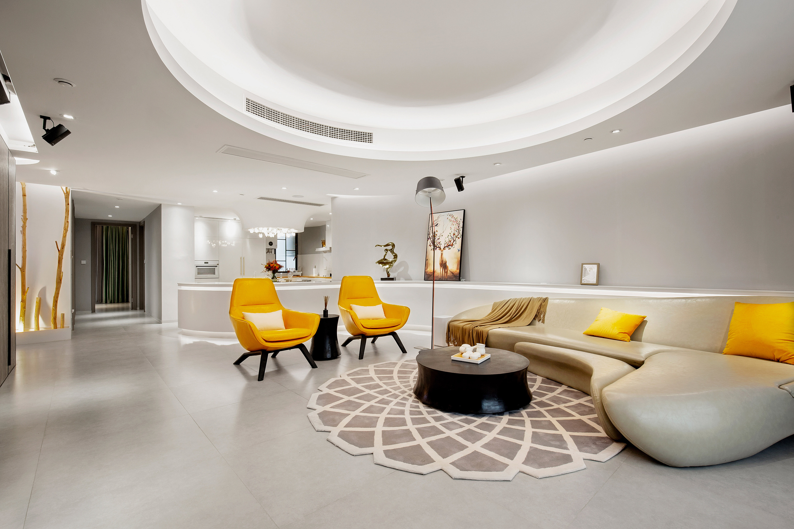 客厅墙体不规则,一条曲线来解决!