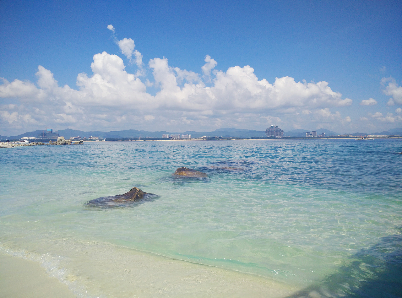 我的心,就是一片蔚蓝的海——虽然空旷而沉寂,但在平静的海面之下涌动的却是蓬勃的激流,平静的积蓄能量,希望萌萌哒我有天可以梦想成真O(∩_∩)O~
