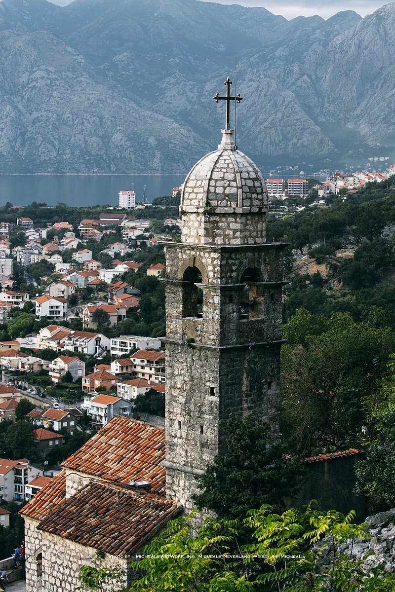 如果说杜布罗夫尼克是惊艳的中世纪古城，那么所处黑山共和国的科托尔就是低调的那一类了，同在世界文化遗产名录之中，科托尔因四面环绕的高山而成为了隐居于山峦间的城池，倒是提不上耀眼夺目，它就如同大部分我所说的中世纪古城一样带着些许残破，如同历史的划痕一样。但是这样的地方有着它所描绘的质感，历史的累积岁月的磨砺并非坏事，而且这座城的看点也并非仅仅是古城本身，所处的环境如同仙境，科托尔湾在群山环抱之下静谧优美，其中的湖中双岛更是点睛之笔一般惊艳，好吧因为时间的关系我只是远远看了看，我不太甘心，我想再去……
