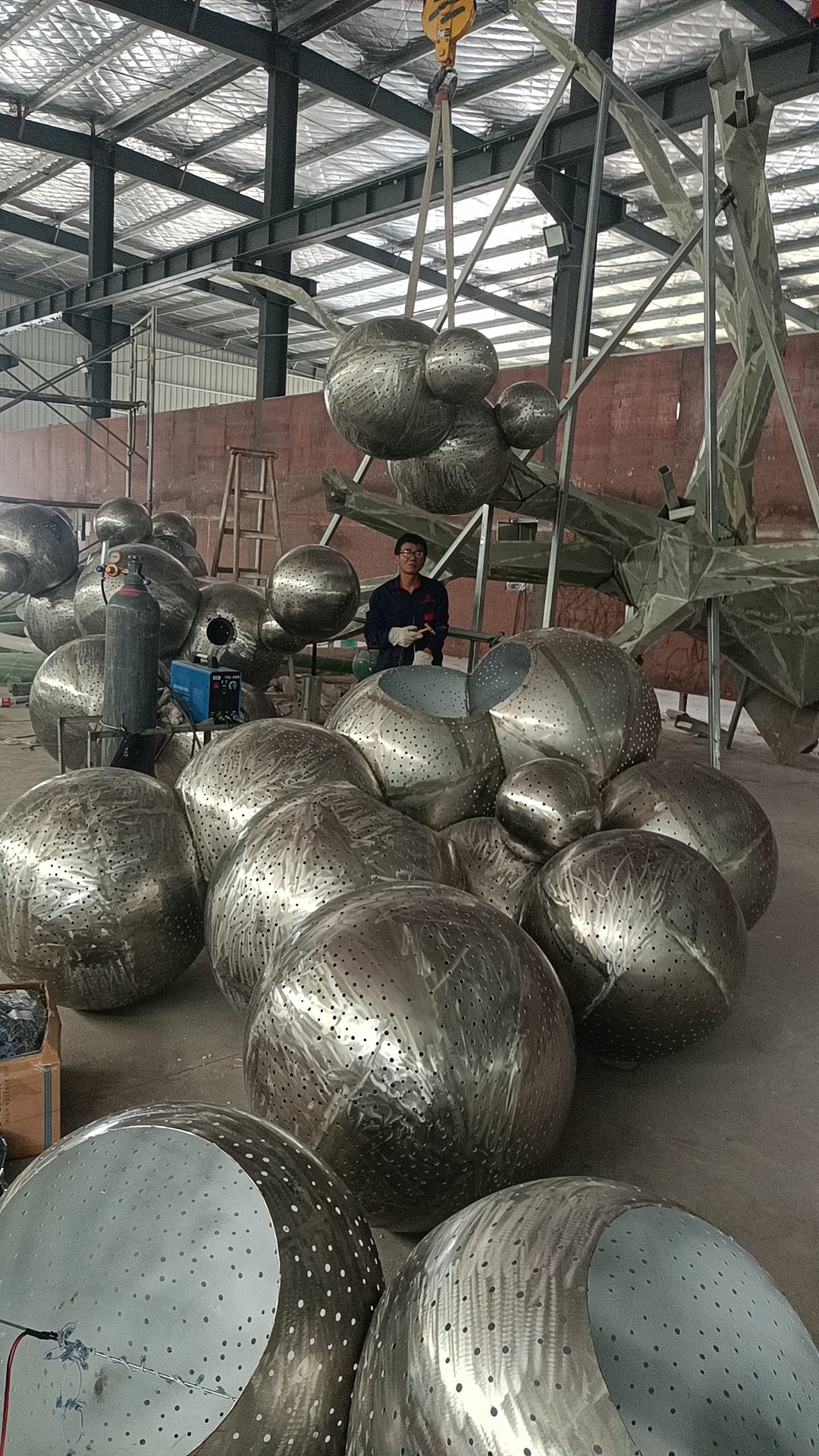 昆明-售楼部-树🌲生产-制作-安装过程展示（图ZMzQ4Nzc2MjA4） - 雕塑 - 站酷设计师德森雕塑标识景观原创素材 - 站酷ZCOOL