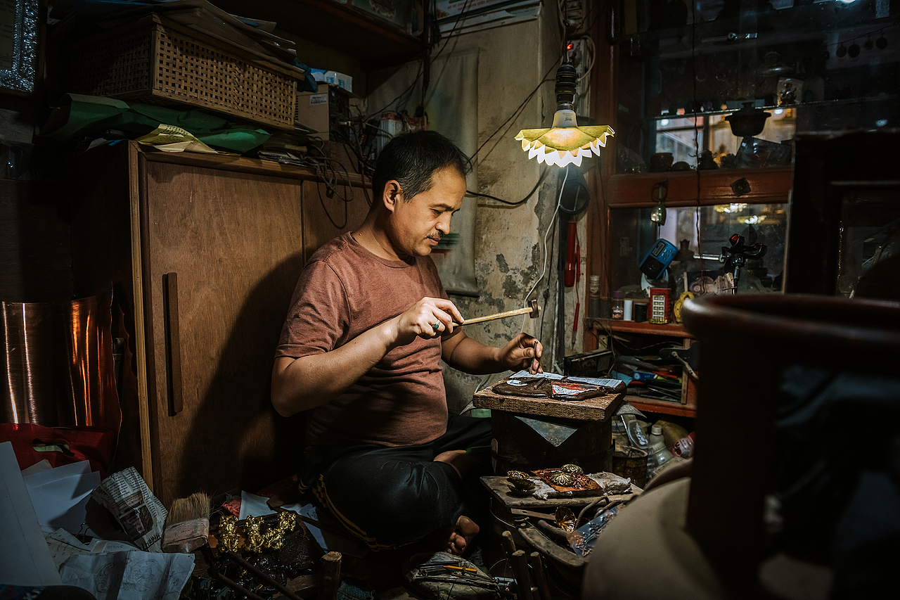 天色渐暗,从帕坦出来,遇见手工艺人。他专心致志地坐在局促的屋子里,只身一人,与影相伴,身后是开裂的墙皮和遥遥欲坠的柜子。这里的前途和收入都有限,喧嚣巨变的现代社会,在他身后不过是虚幻的影子。