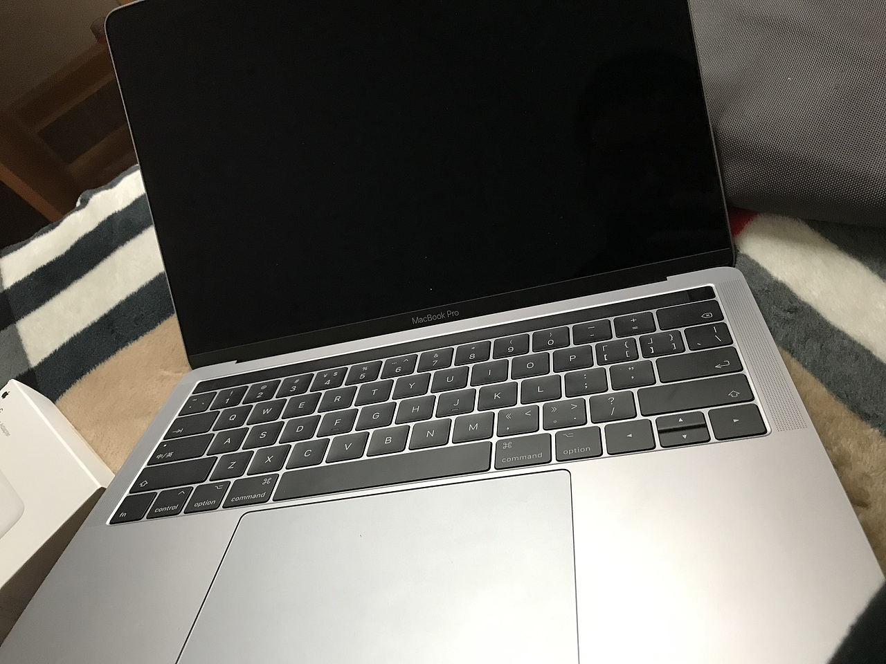 好幸福的感觉 Macbook Pro 2017 Touch Bar（图ZMTQ1ODQ1NjYw） - 产品摄影 - 站酷设计师KyleBing原创素材 - 站酷ZCOOL