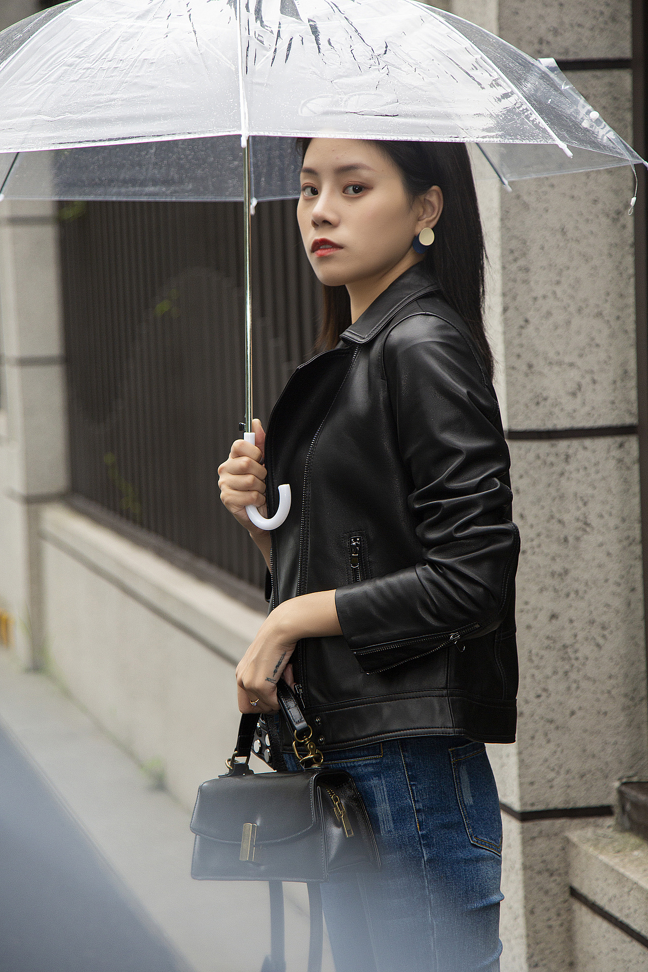 公司车库,楼下拍摄皮衣模特图