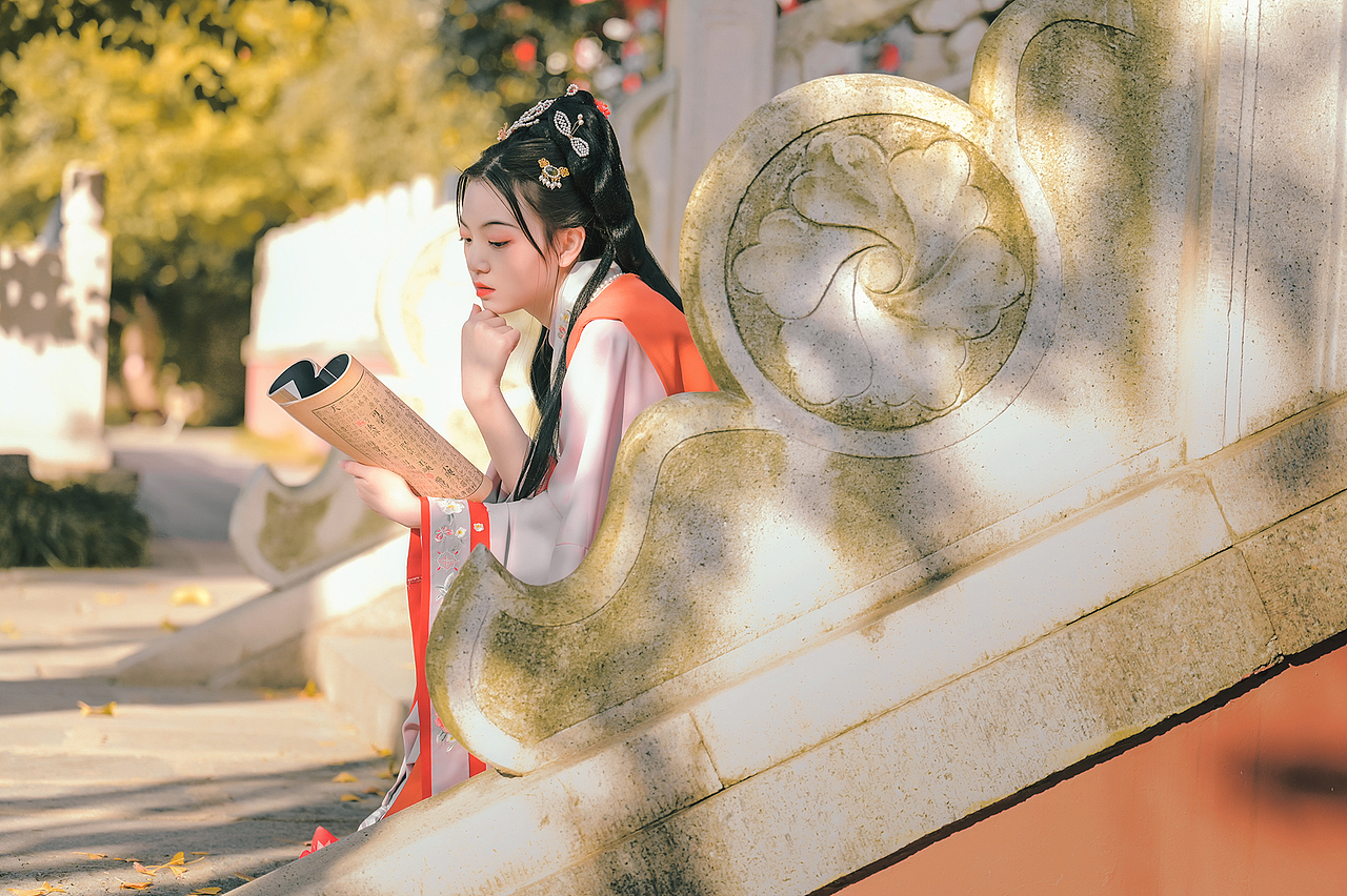 文杏栽为梁，香茅结为宇. 