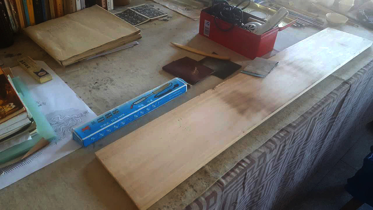 材质以椴木,桦木,柳木,底白点为宜,我主要喜欢烫烙那种色彩很古朴,典雅,正好跟古罗汉的精髓相符合。
工具是30w、60w、100w等电烙铁,各种自制烙头,调温烙画机。