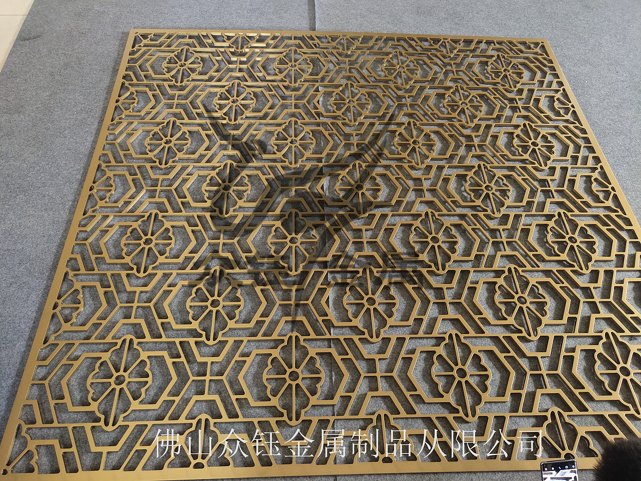 欧美风拉丝钛金铝艺雕刻镂空屏风隔断款式大气