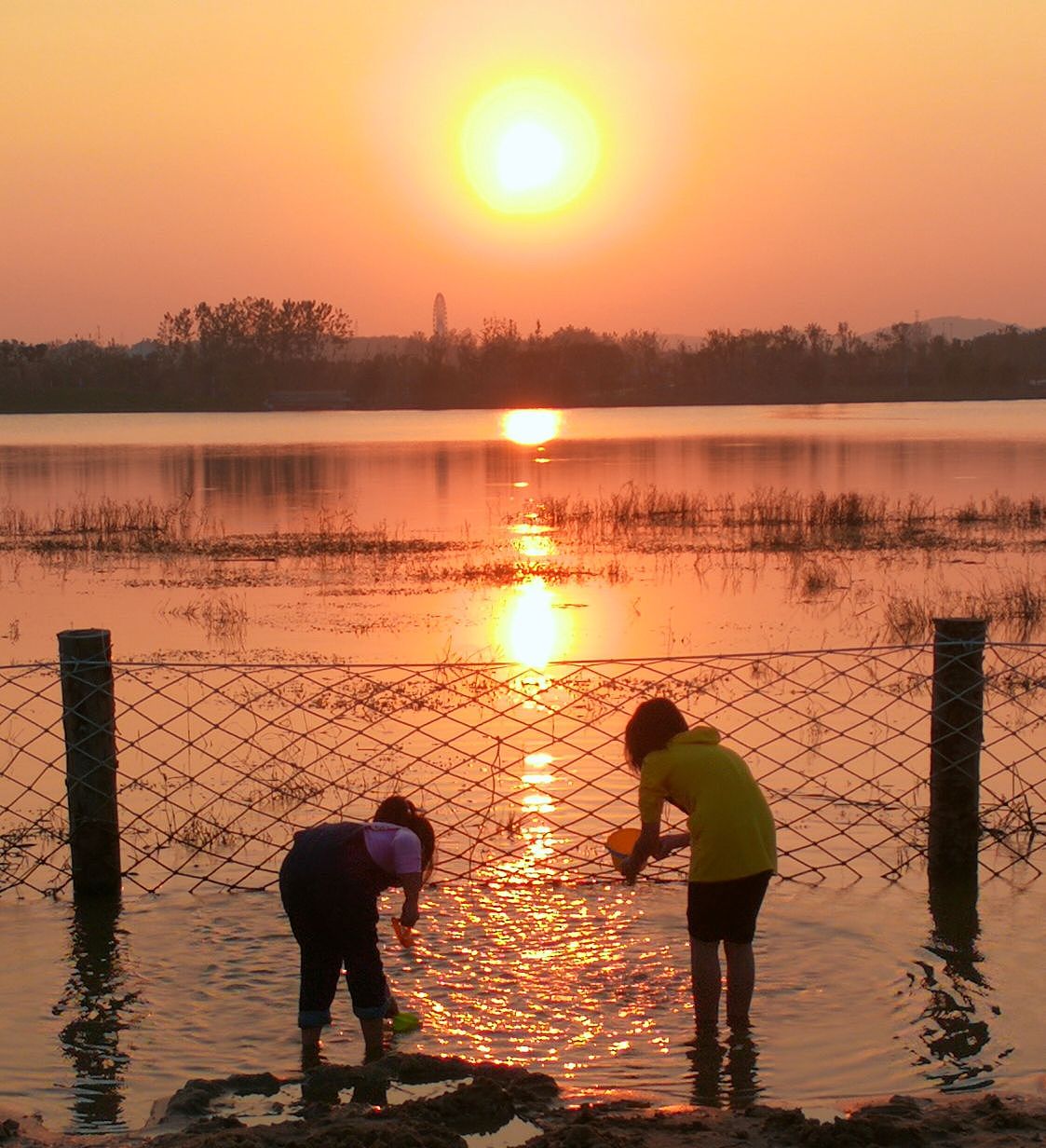 夕阳下嘻水的孩子们