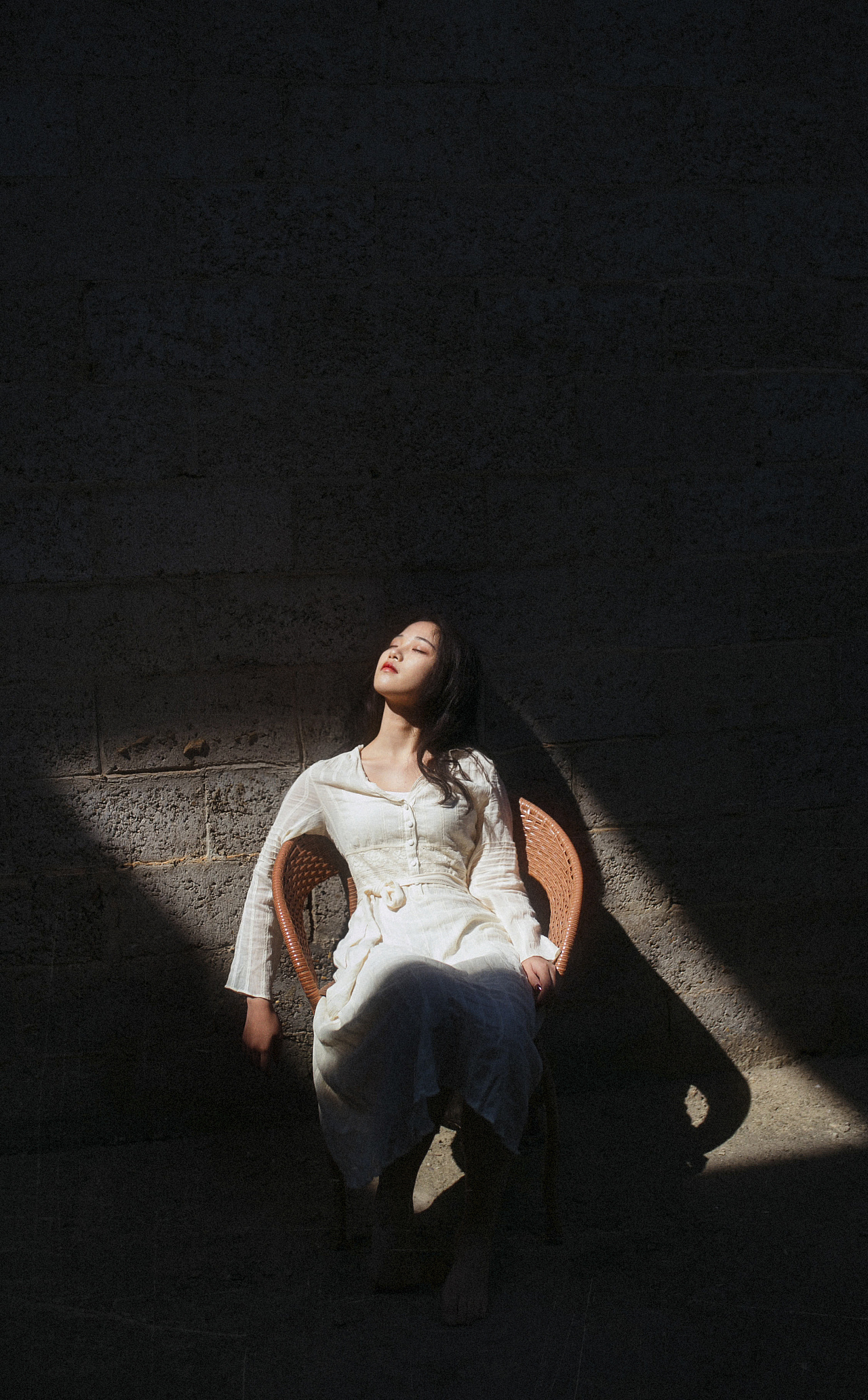 废墟光和影|摄影|人像摄影|爱拍照的莫莫 - 原创作品 - 站酷 (zcool)