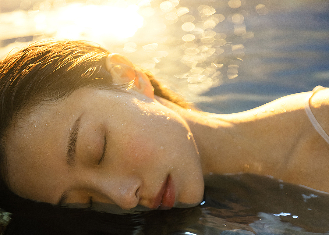 曾为了逃开天空的灰,放手坠入冰冷的黑…