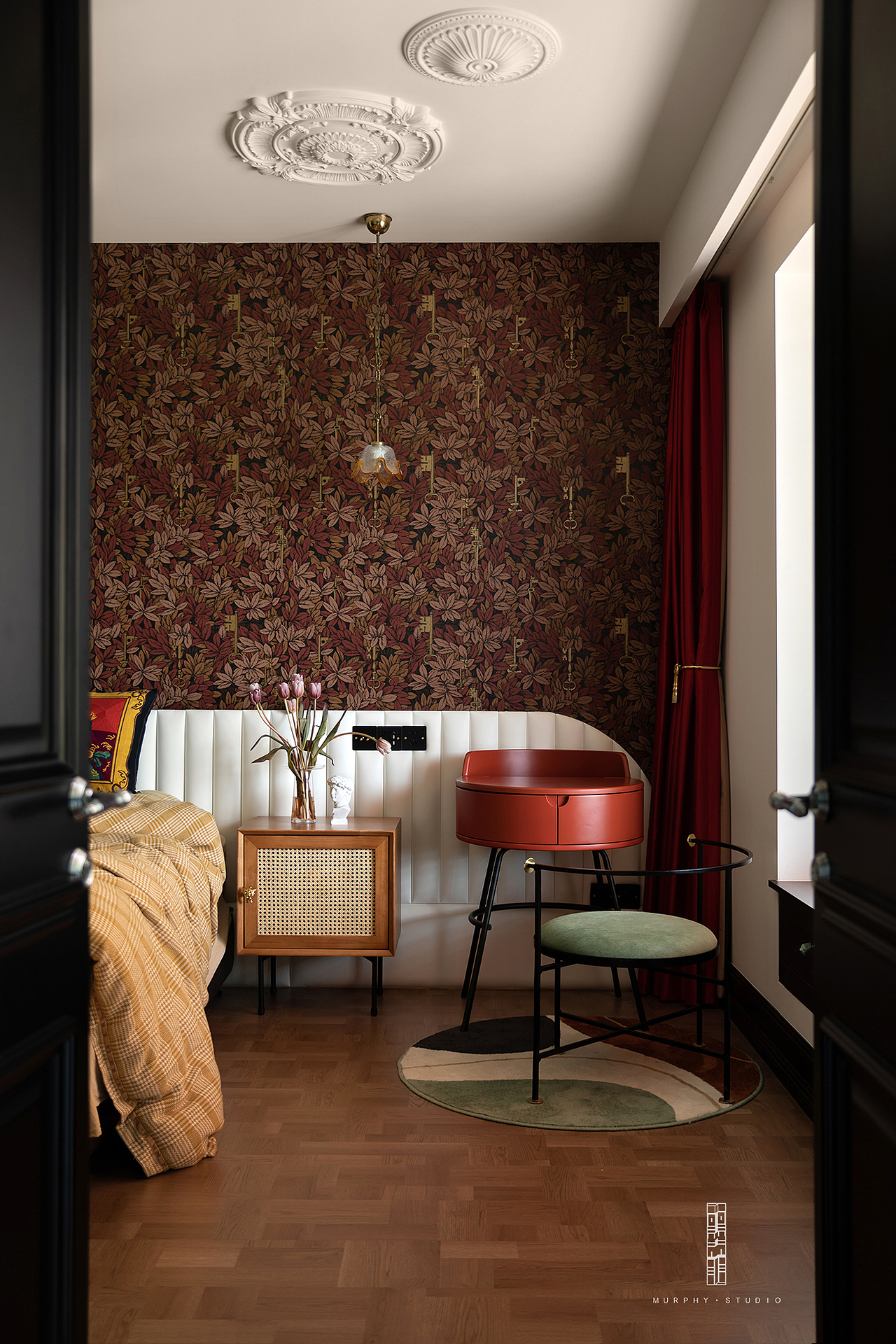 咽完口水，我们继续，下面进入主卧，首先映入眼帘的是来自Cole&Son的壁纸，搭配复古红色绒面窗帘，是不是很有“那些年”的味道？