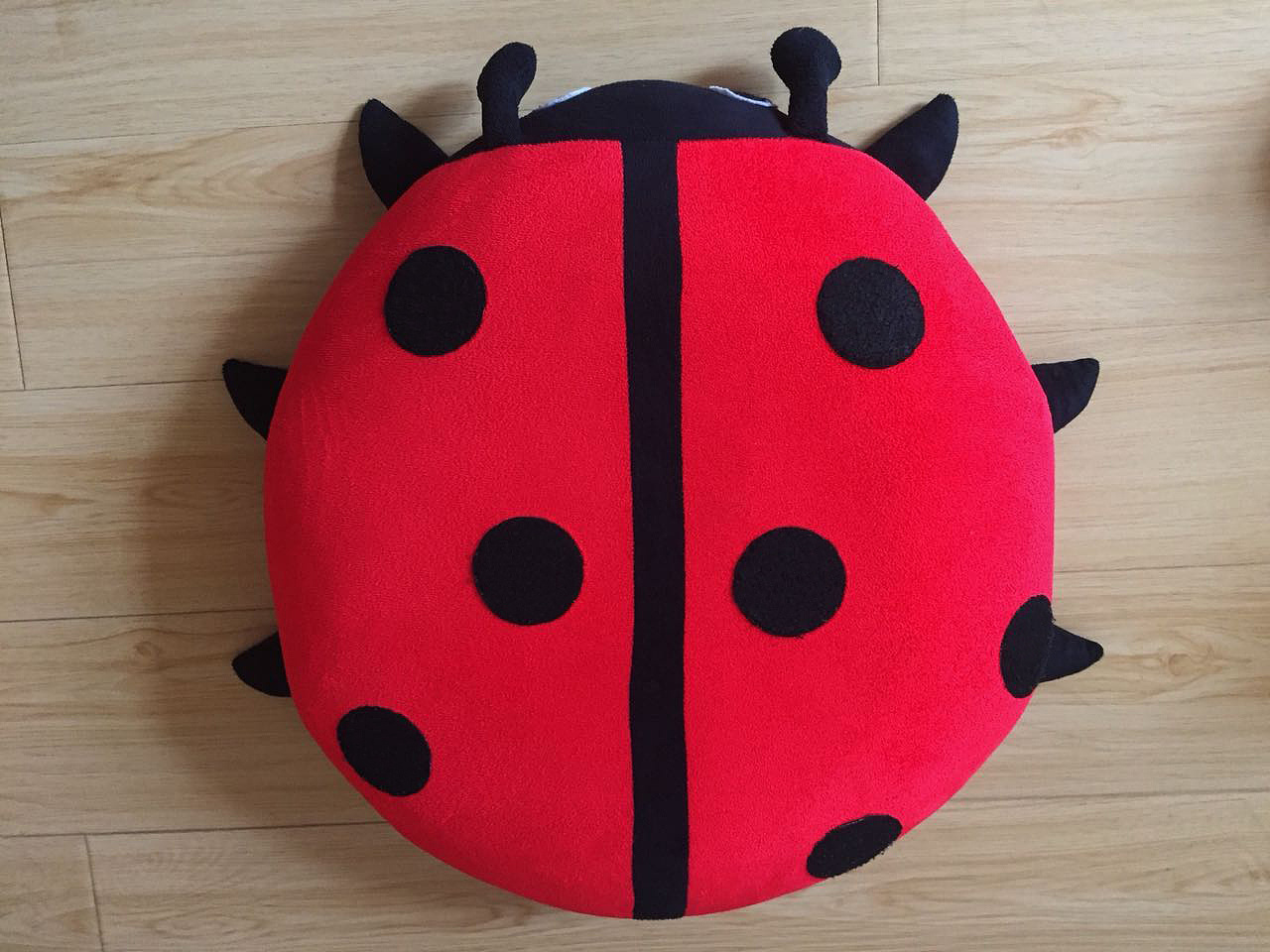 因为足够大  被放在地板上当小凳子  眼睛和后背的黑点都是不织布的