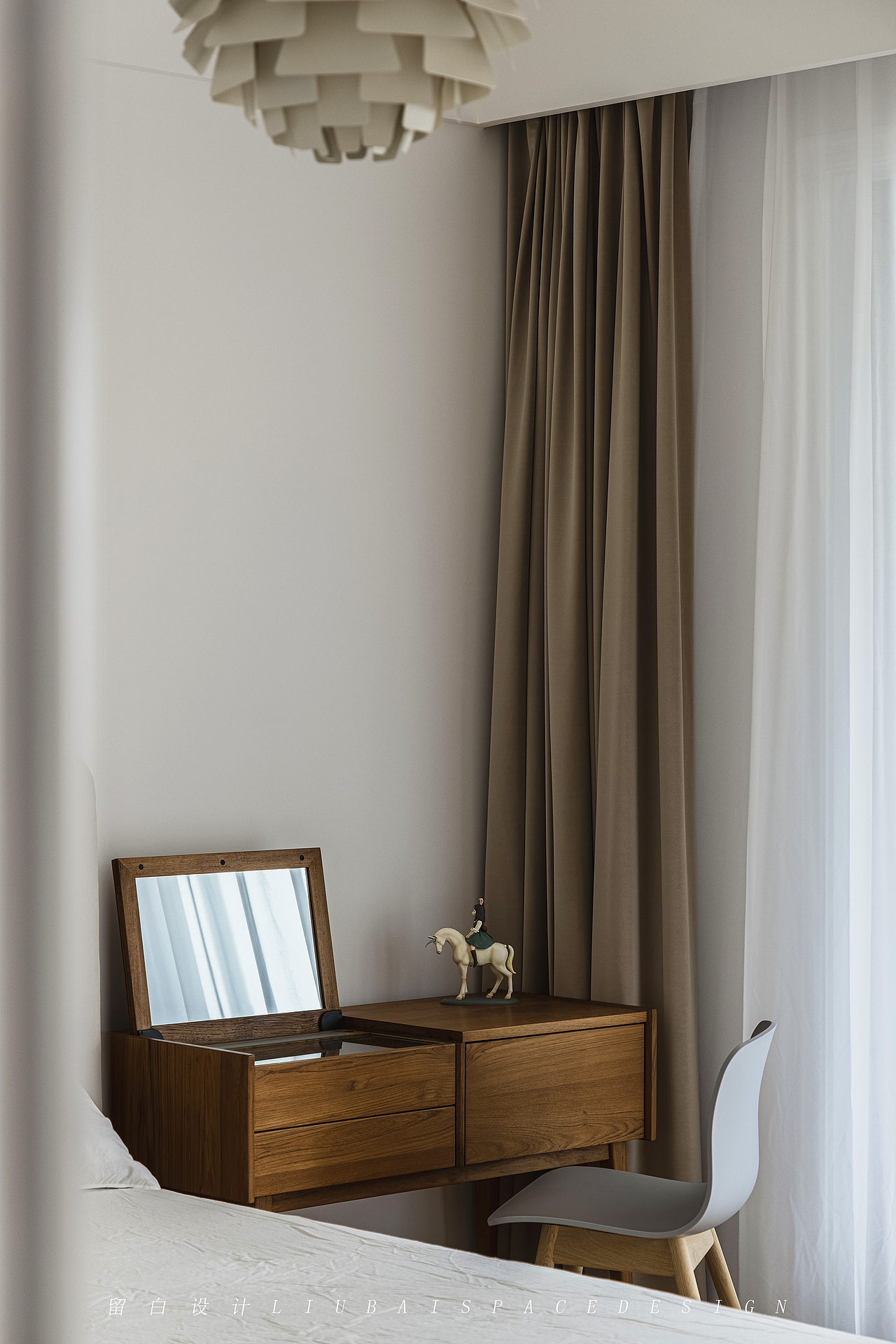 留白设计 「Sniff the rose」