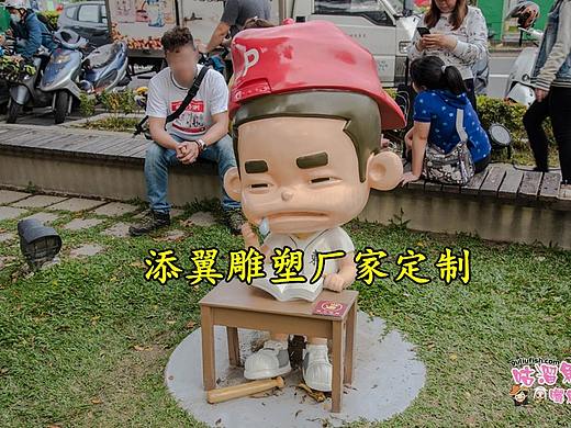 点缀景区一角景色的创意玻璃钢卡通人物雕像真是可逗了