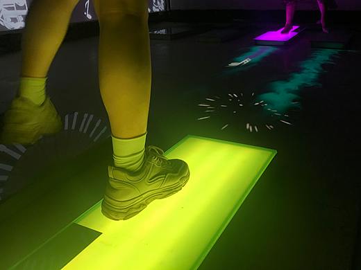 《钢琴电音》在巨型钢琴上让整个肢体一起感受律动