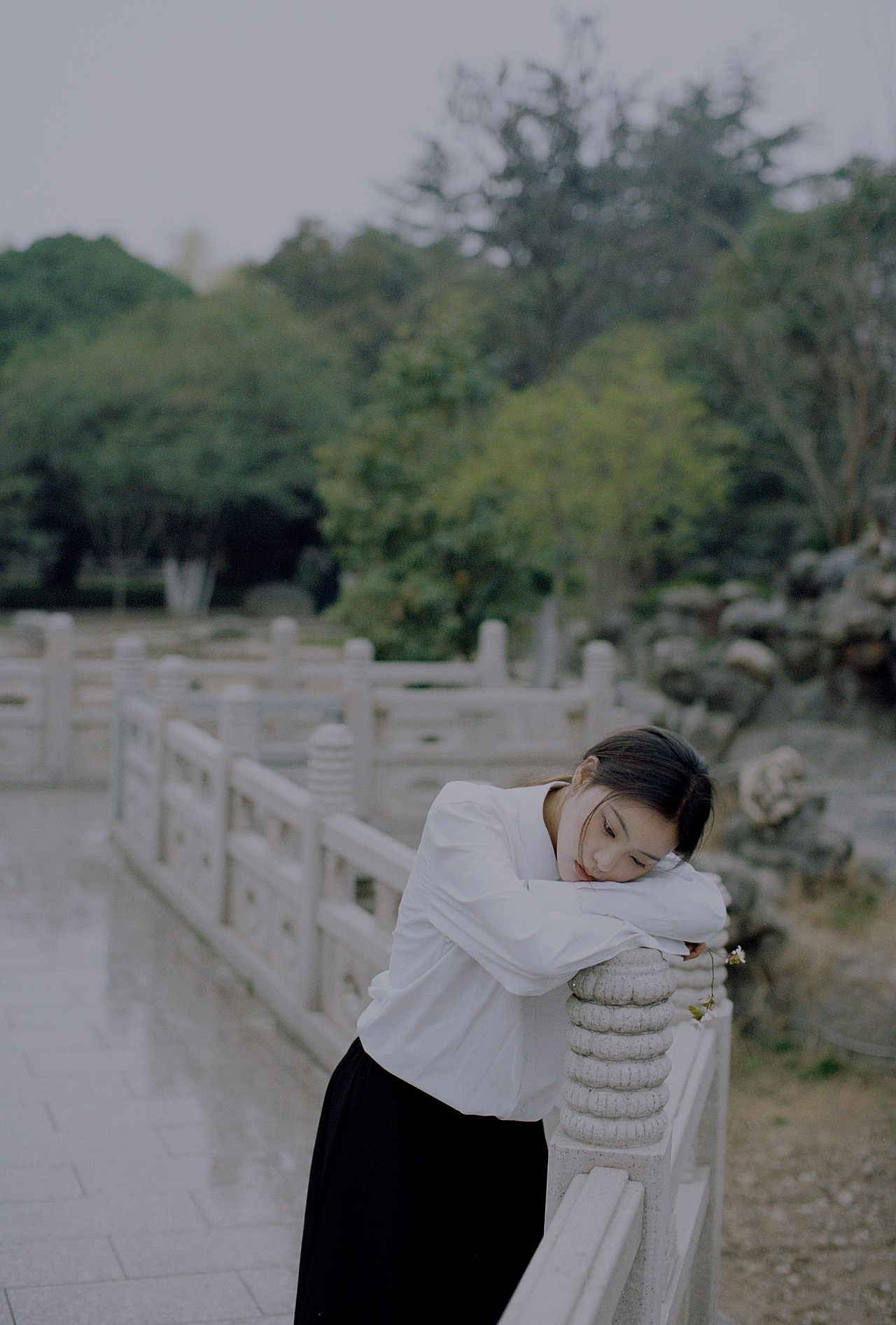 躲在下雨的树林里（图ZMjQ2NjM1NDg0） - 人像摄影 - 站酷设计师赵凯华Zkh原创素材 - 站酷ZCOOL