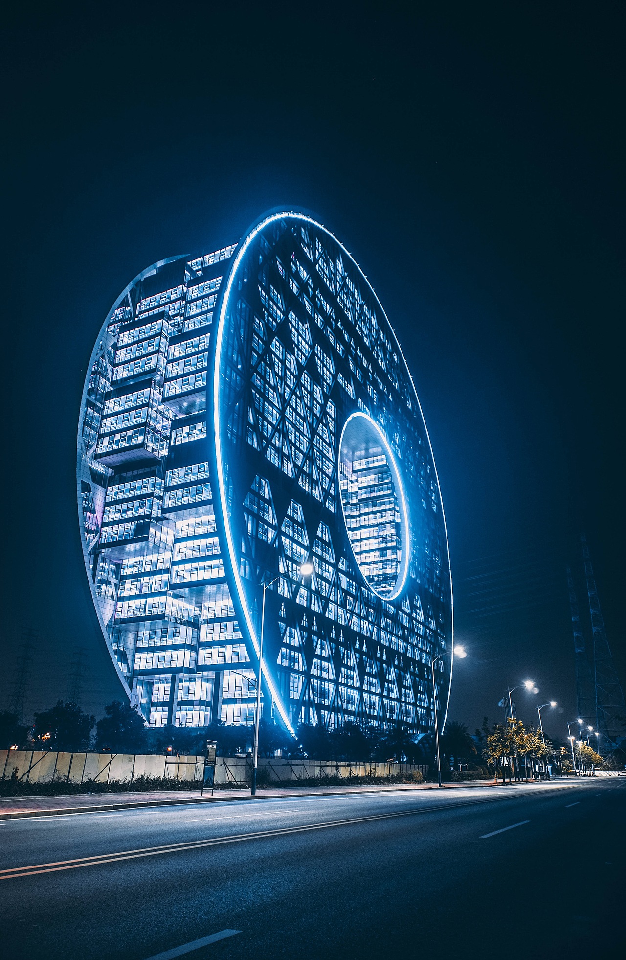 广州圆大厦夜景
