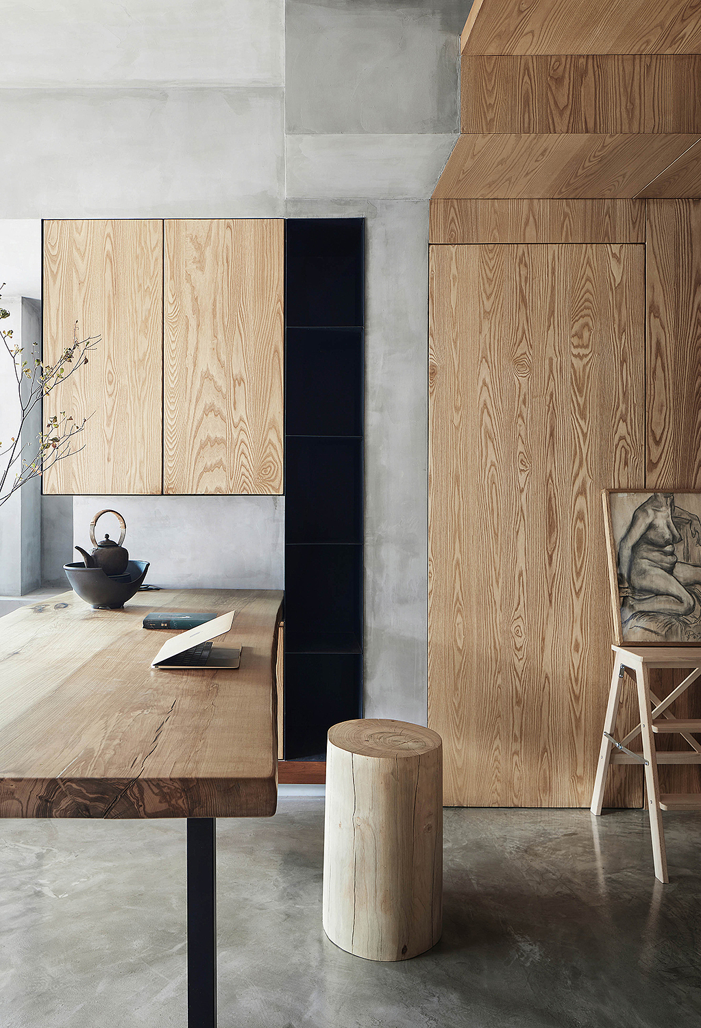 L的工作台!
<br>L时不时会在家工作,因此需要一张空间面积足够她挥霍的工作台,好方便她画画以及电脑创作。