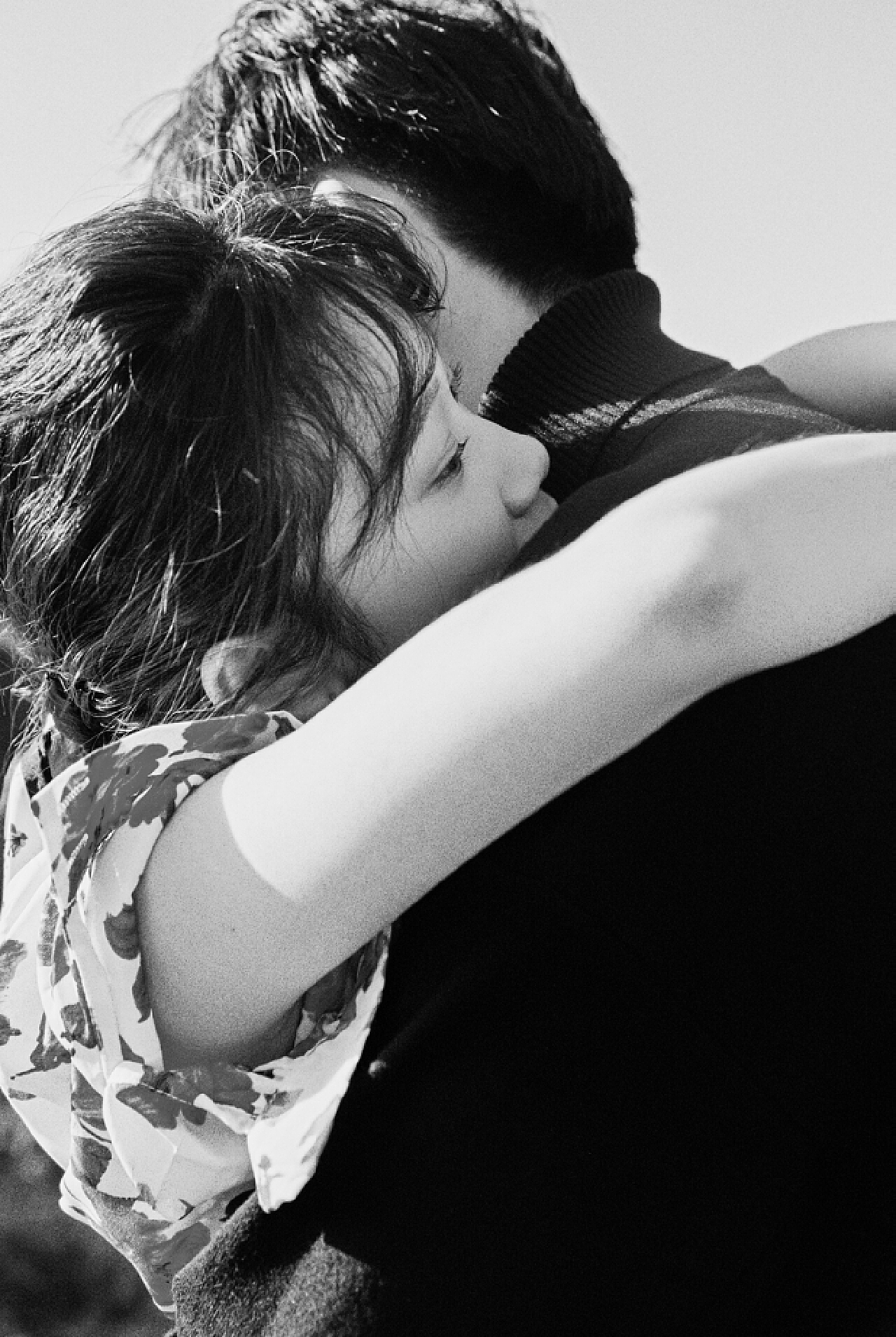 动漫情侣拥抱亲吻图片桌面壁纸_唯美爱情图片素材壁纸_三千图片网