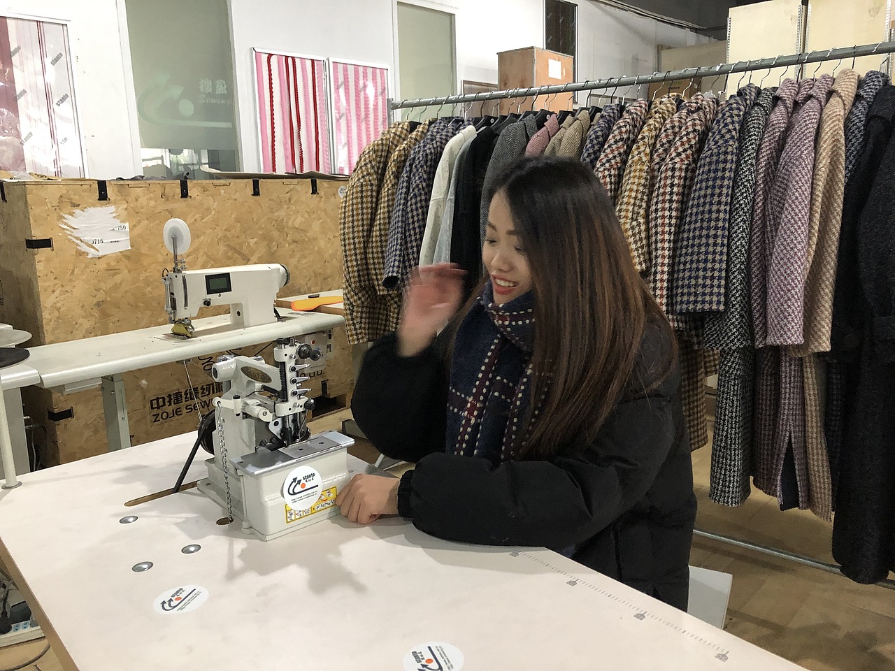 贝形机又叫贝壳机，贝形拷边机，仿钩针拷边机，地毯机