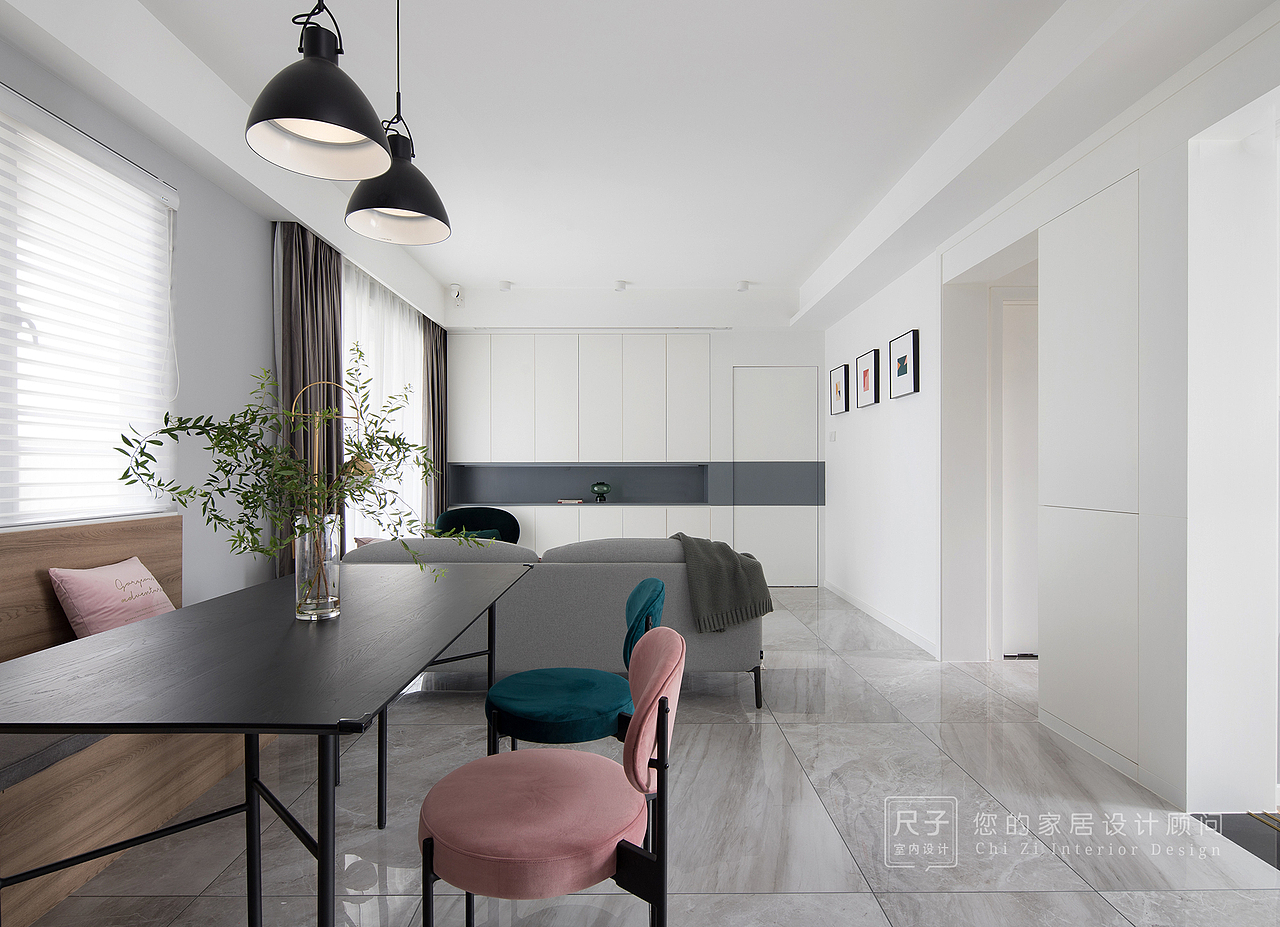 客餐右侧以一体式门套设计刻意弱化边界感，使得空间整体性更佳。