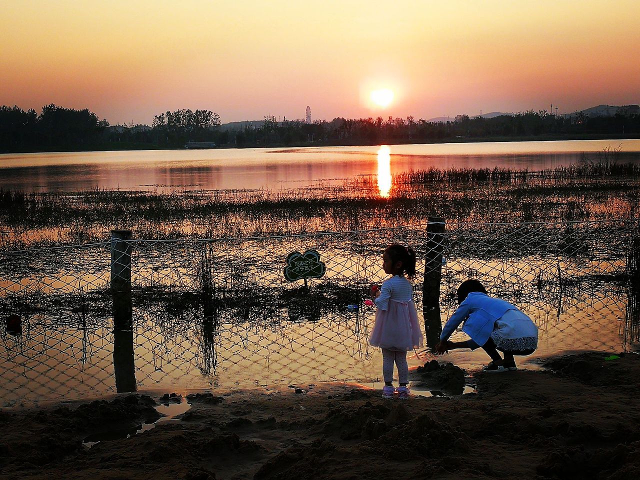 夕阳下嘻水的孩子们