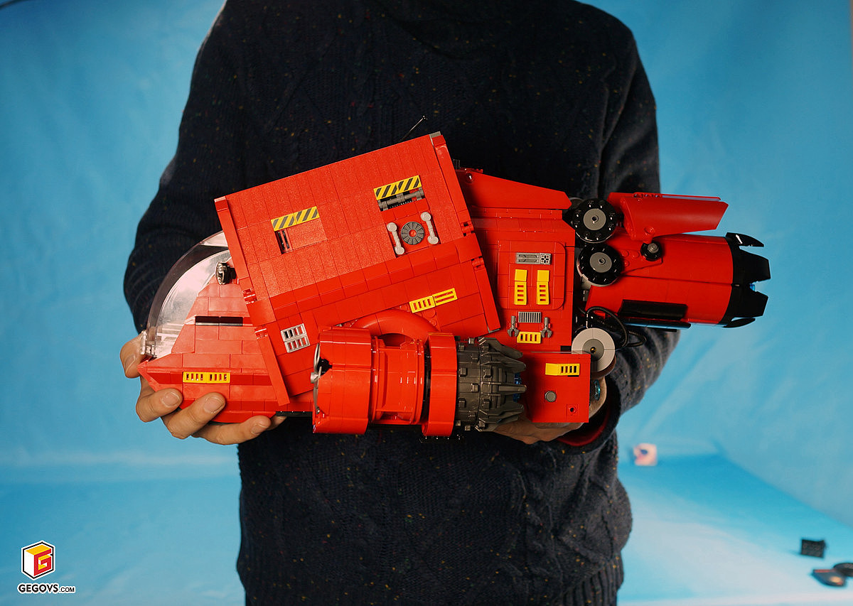 这架飞船比预想的有重量,需要双手捧起