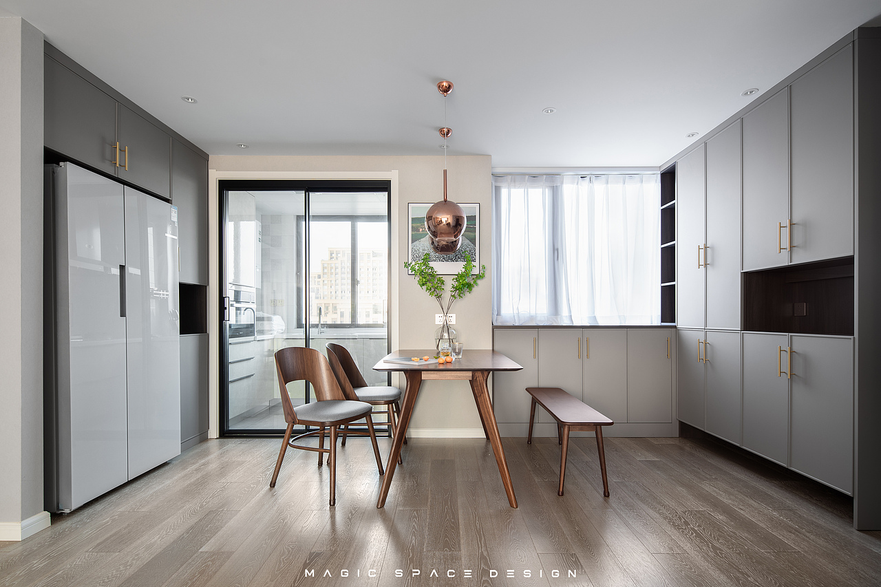 因为厨房格局较小,所以体积庞大的双开门冰箱被安置在外部的定制柜内,平日里在客厅休息时取用放置也很方便。