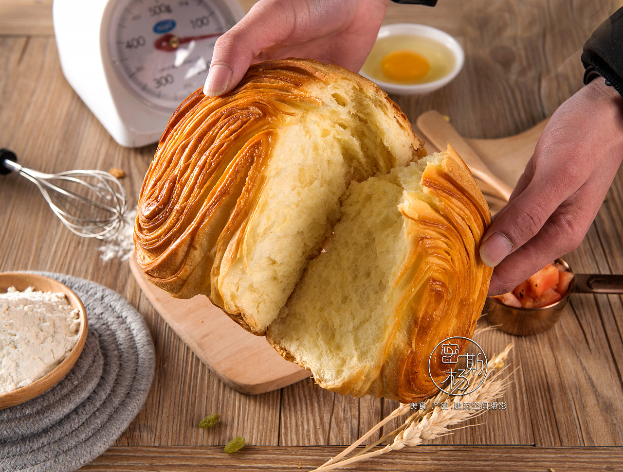 一个成年的欧洲男性面包师手里拿着一个圆形的新鲜面包。一个男人在面包房拿着一个放在酸面包和法棍上的无酵面包照片摄影图片_ID:411430605-Veer图库