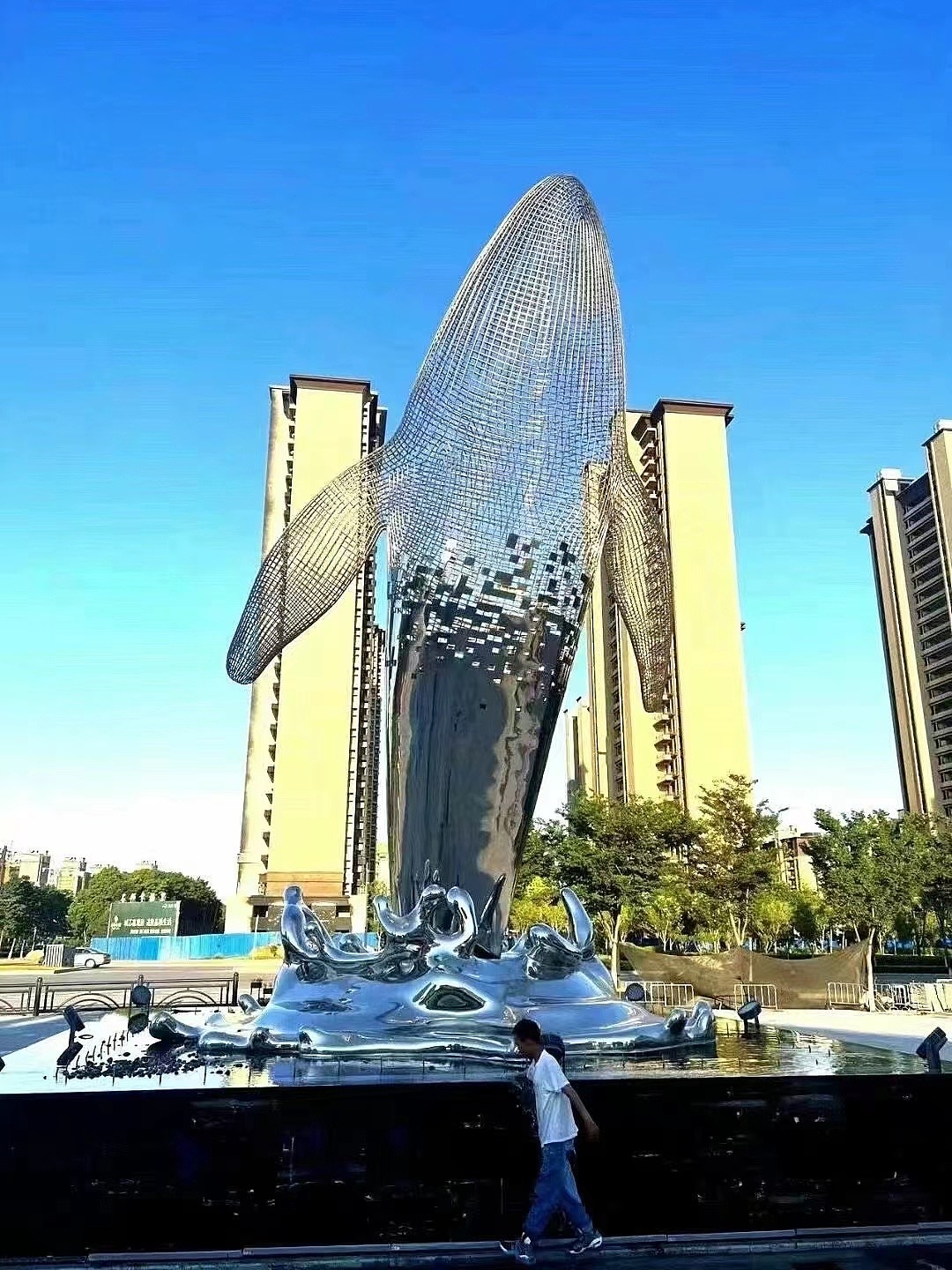 上海-不锈钢镜面镂空大鲸鱼制作过程展示（图ZMzQ2MjY4NjMy） - 雕塑 - 站酷设计师德森雕塑标识景观原创素材 - 站酷ZCOOL