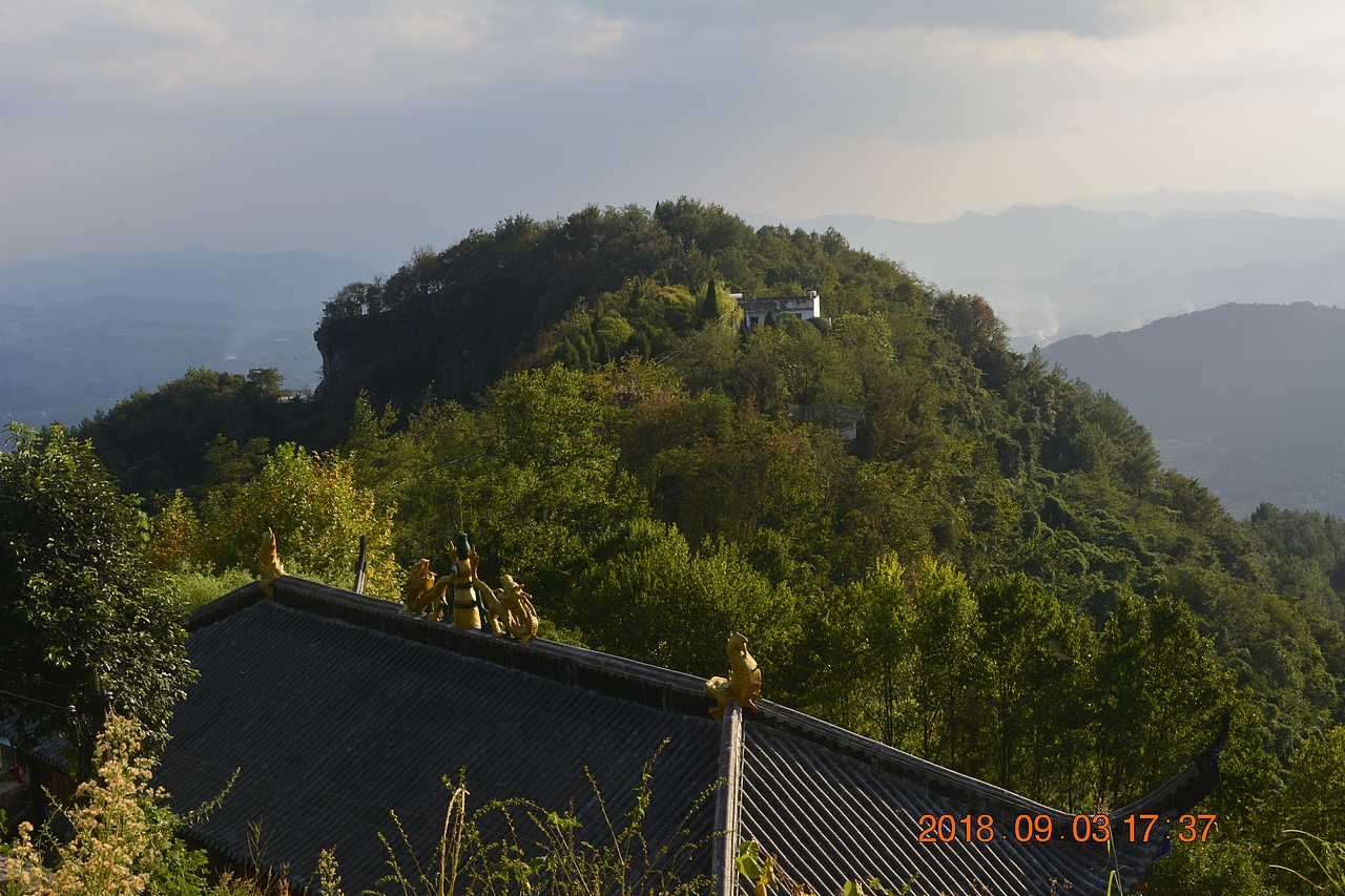 宇文化极一伙密谋,待李渊全家回太原之际,在临潼山藏龙岭杀掉李渊全家一行。藏龙岭是长安到太原的必经之山道,命大内高手100余人,伴成强盗,预先埋伏,伺机而杀李渊全家一行。
<br><br>且说李渊全家一行40多人经过长途跋涉来到了临潼山上藏龙岭,见上面写有