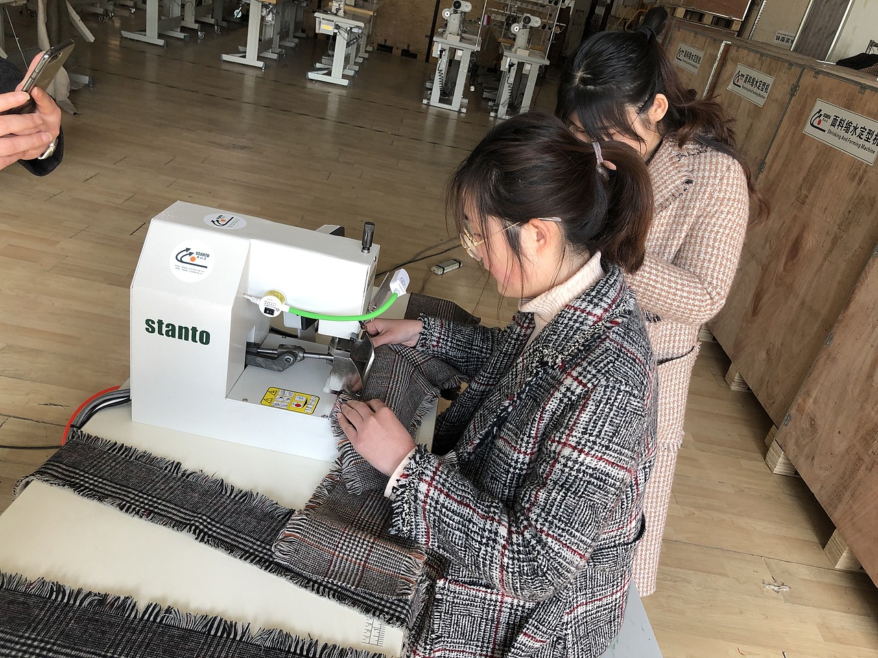 双面呢羊绒大衣流苏机，毛边机，须边机，波西米亚复古（图ZMTQ5MzAyMDgw） - 工业用品/机械 - 站酷设计师思坦途特种缝纫机原创素材 - 站酷ZCOOL