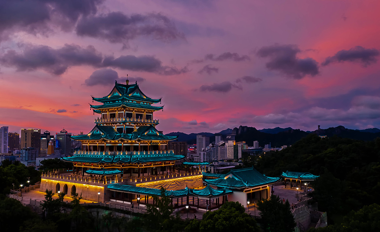 晚霞映照东辉阁