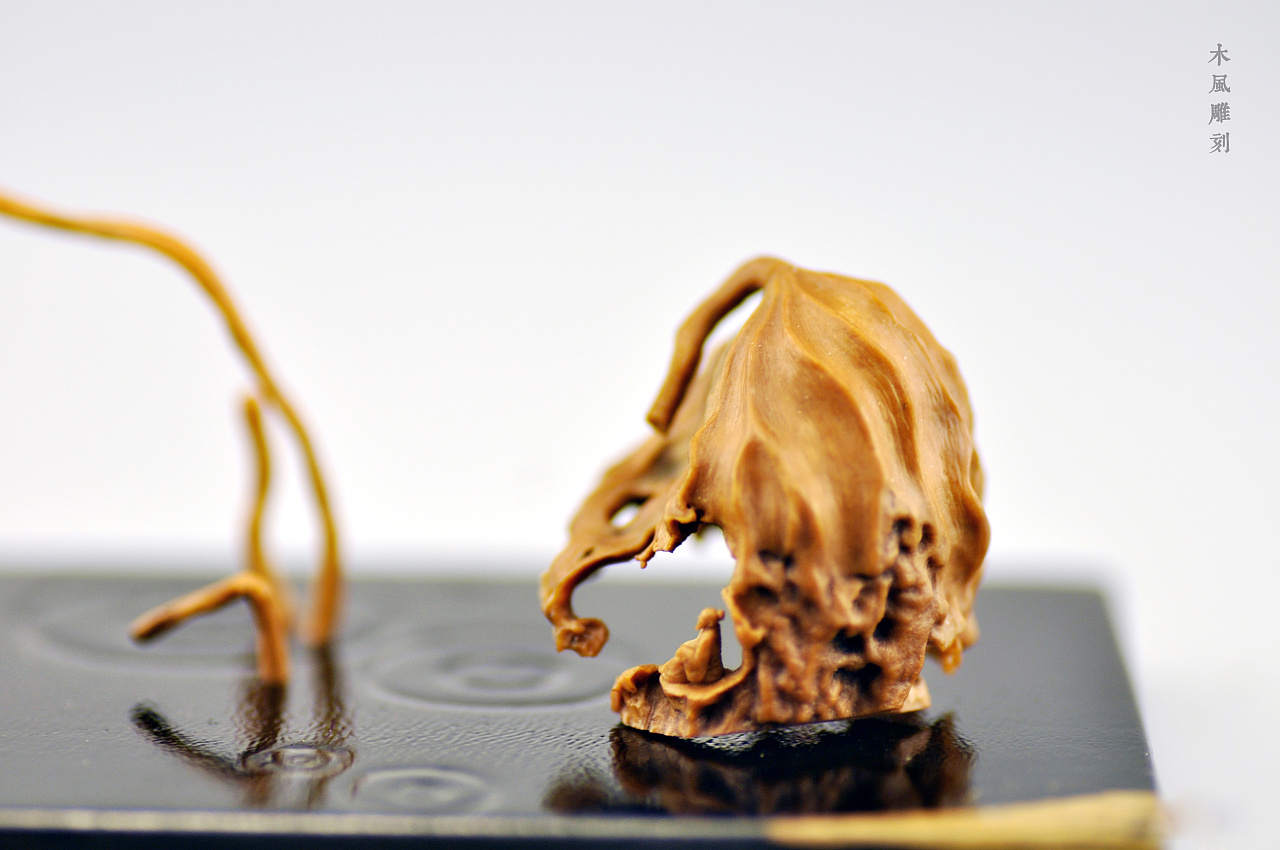 木风核桃雕刻作品:【残荷听雨】