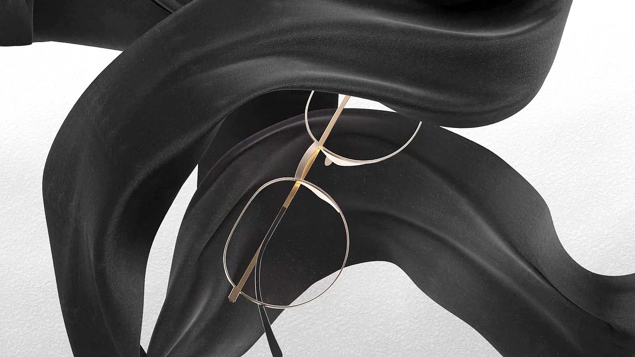 一个自我练习的眼镜广告