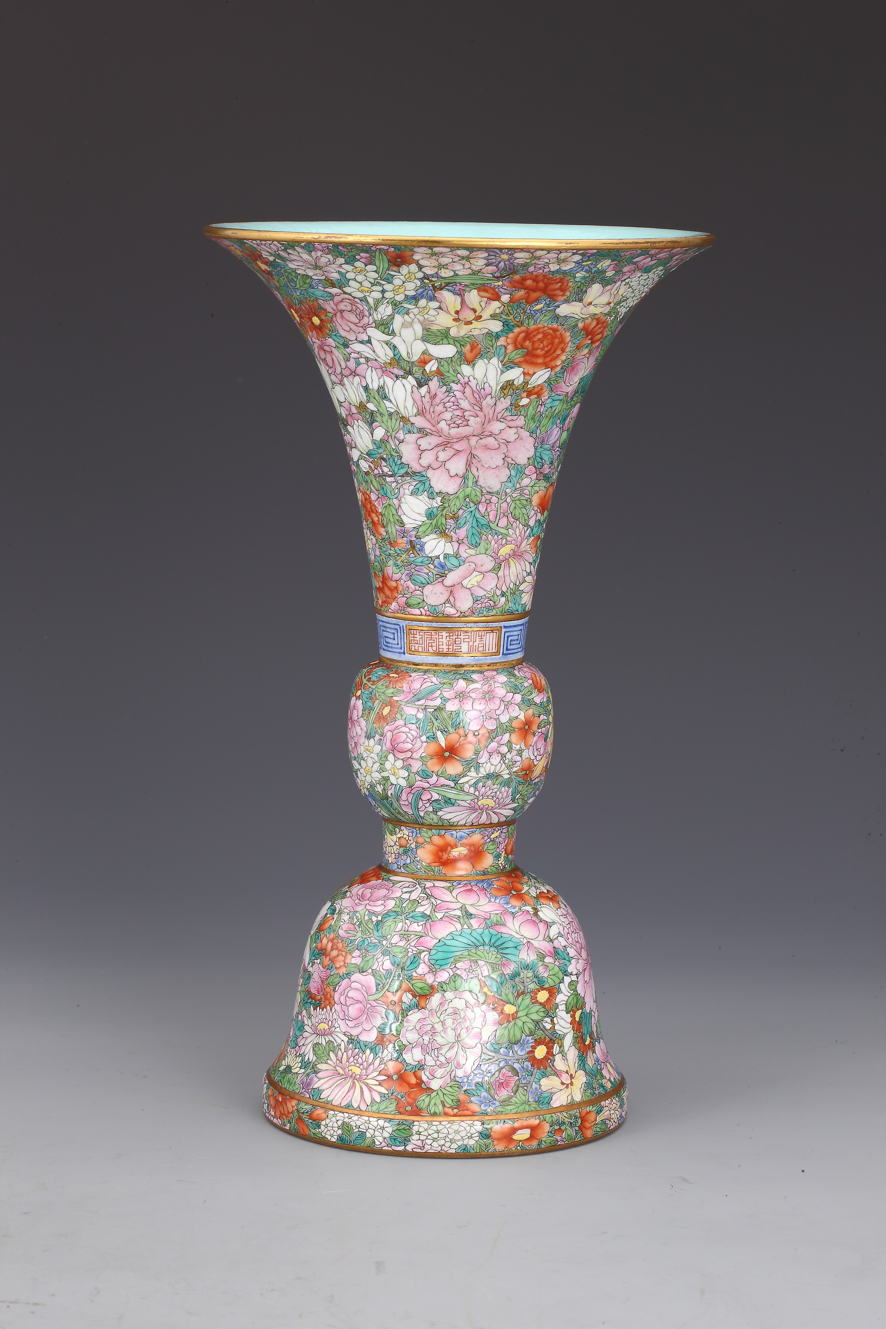 清乾隆斗彩蕃莲八吉祥纹花觚