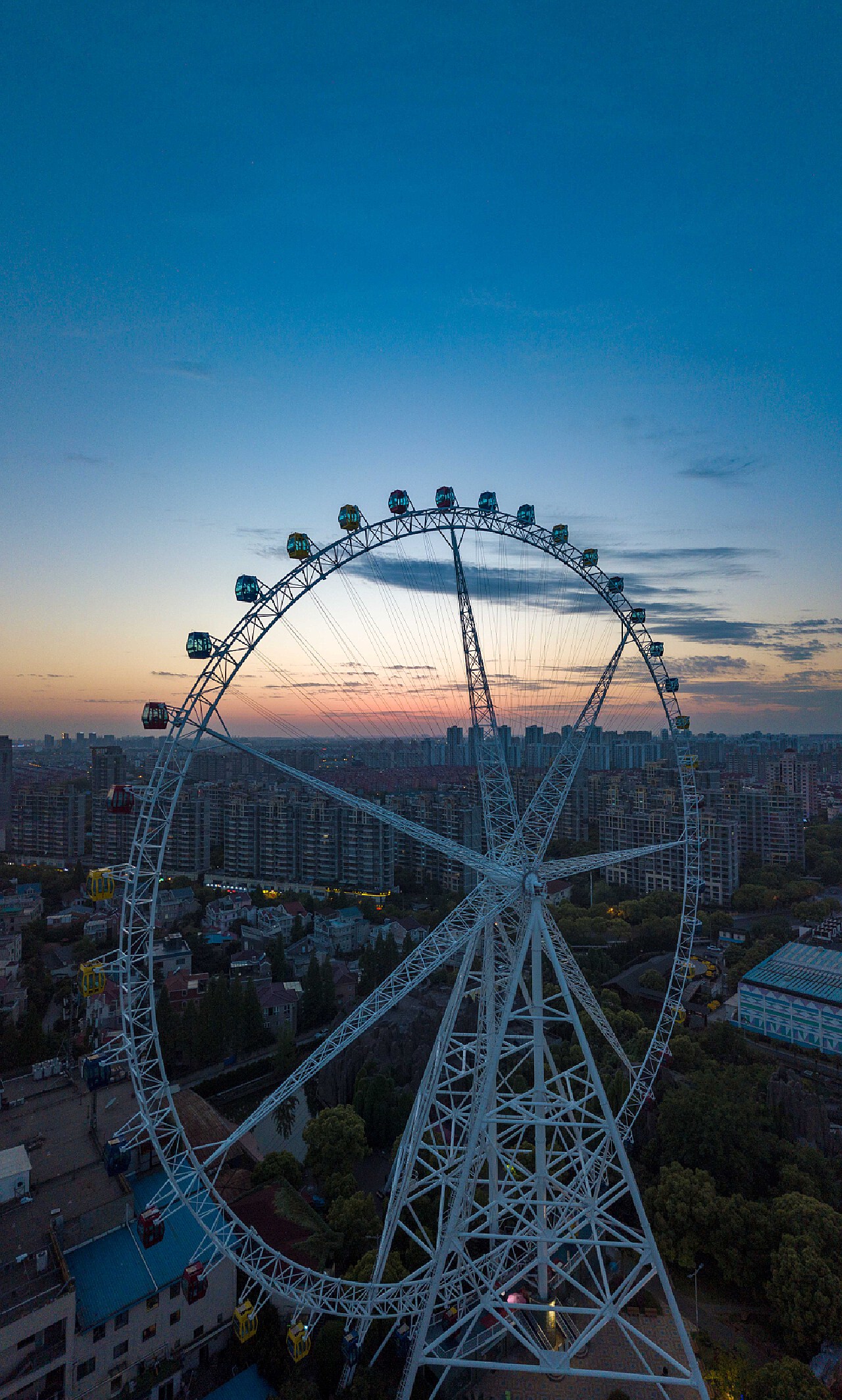 【携程攻略】上海锦江乐园景点,新开的云霄飞车真的好刺激，那种慢慢升空最后瞬间下落的感觉实在太棒…