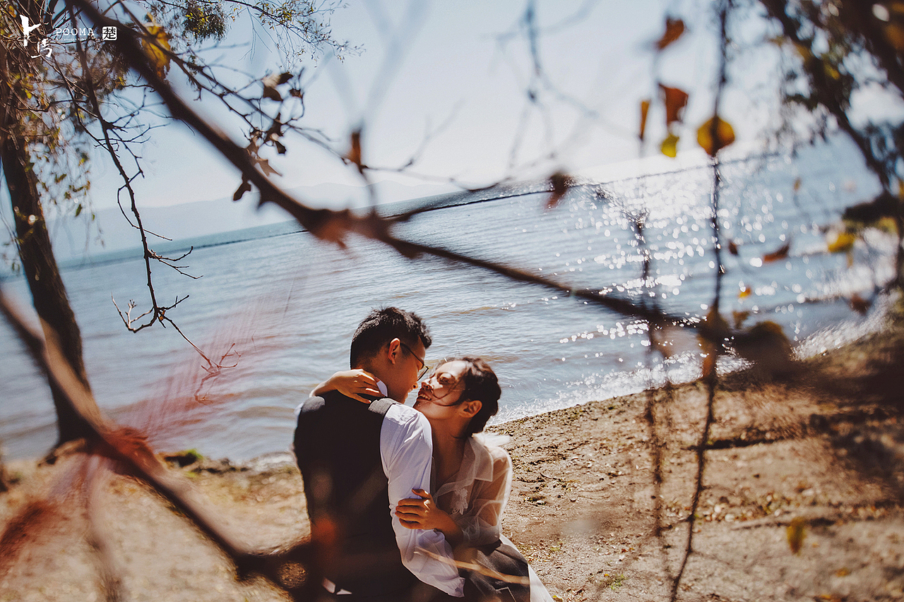 你知道么?你睡着的的时候,他的目光就没离开过你。