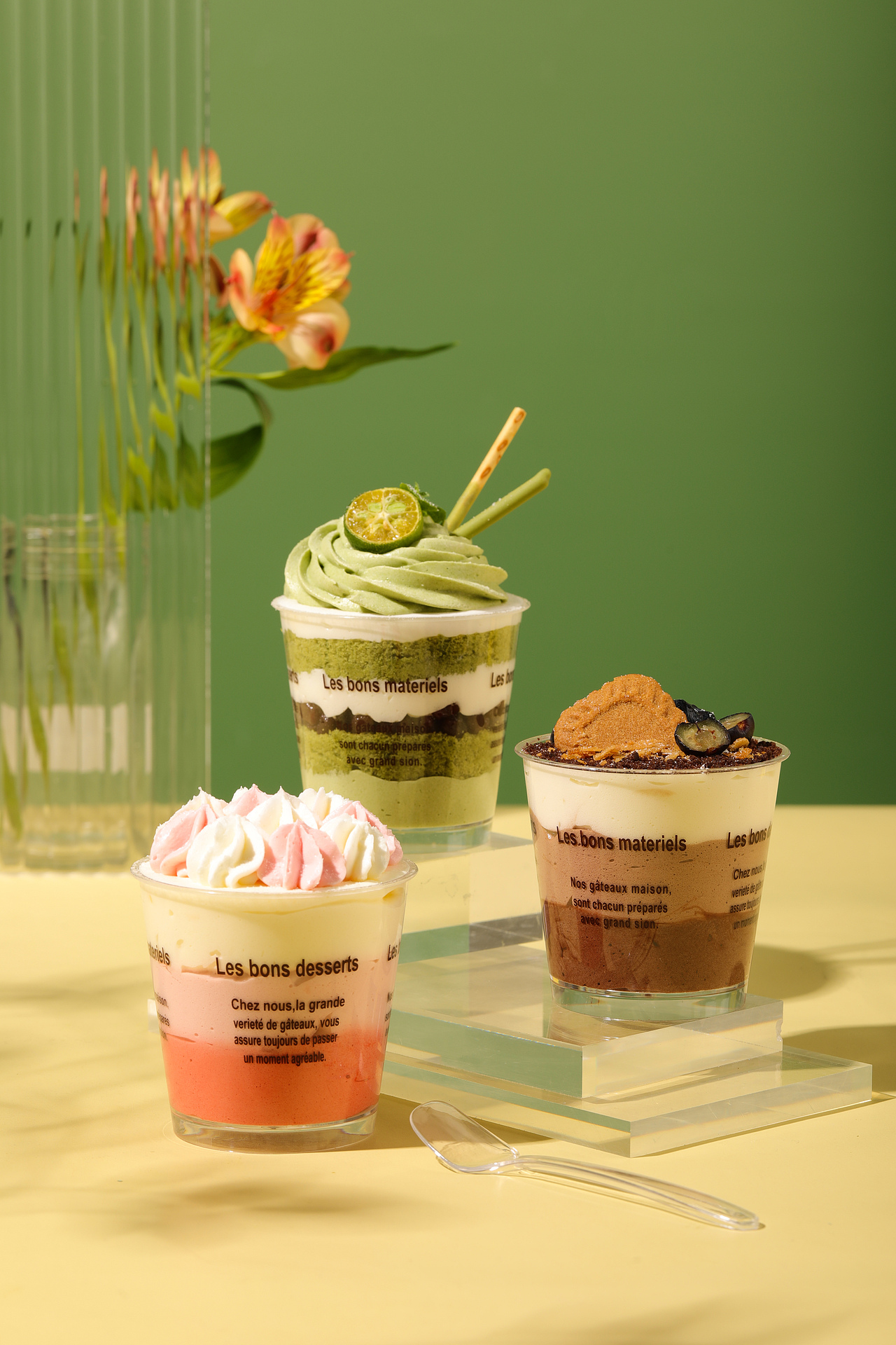 “可可,草莓,抹茶木糠杯~”