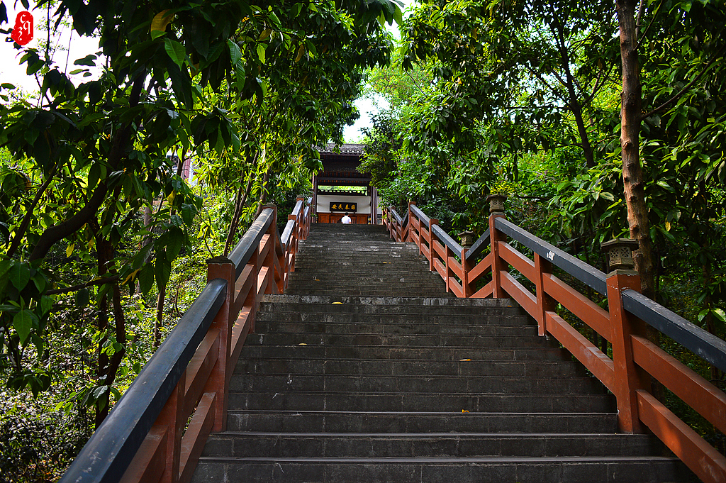 上面的牌匾写着“国泰民安”